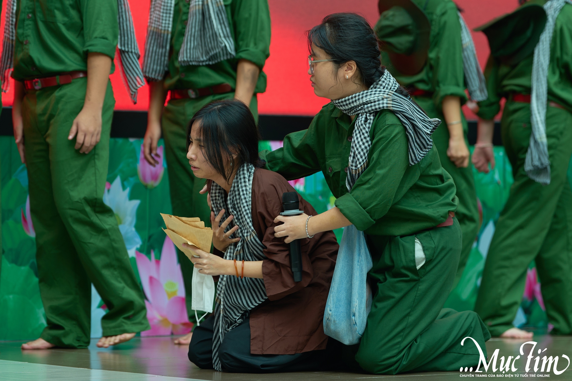 Teen THPT Nguyễn Tất Thành lan tỏa tình yêu quê hương, đất nước qua các tiết mục văn nghệ chào mừng 20-11- Ảnh 12. Teen THPT Nguyễn Tất Thành lan tỏa tình yêu quê hương, đất nước qua các tiết mục văn nghệ chào mừng 20-11- Ảnh 12.