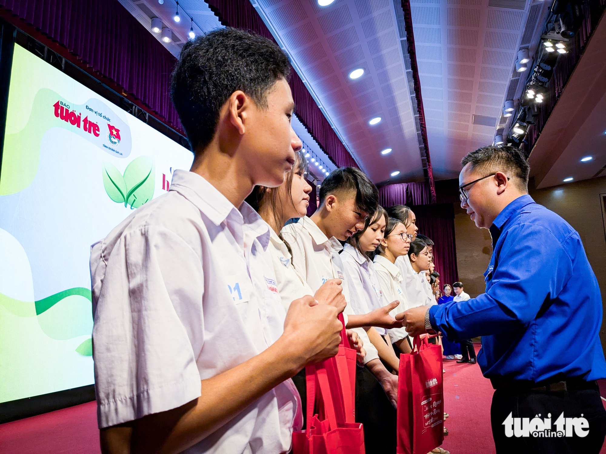 70 scholarships from Tuoi Tre newspaper and Muc Tim publication shared ...