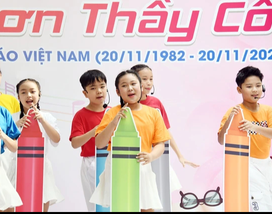 Sôi động lễ kỷ niệm 20-11 tại sân khấu Măng non- Ảnh 1. Sôi động lễ kỷ niệm 20-11 tại sân khấu Măng non- Ảnh 1.