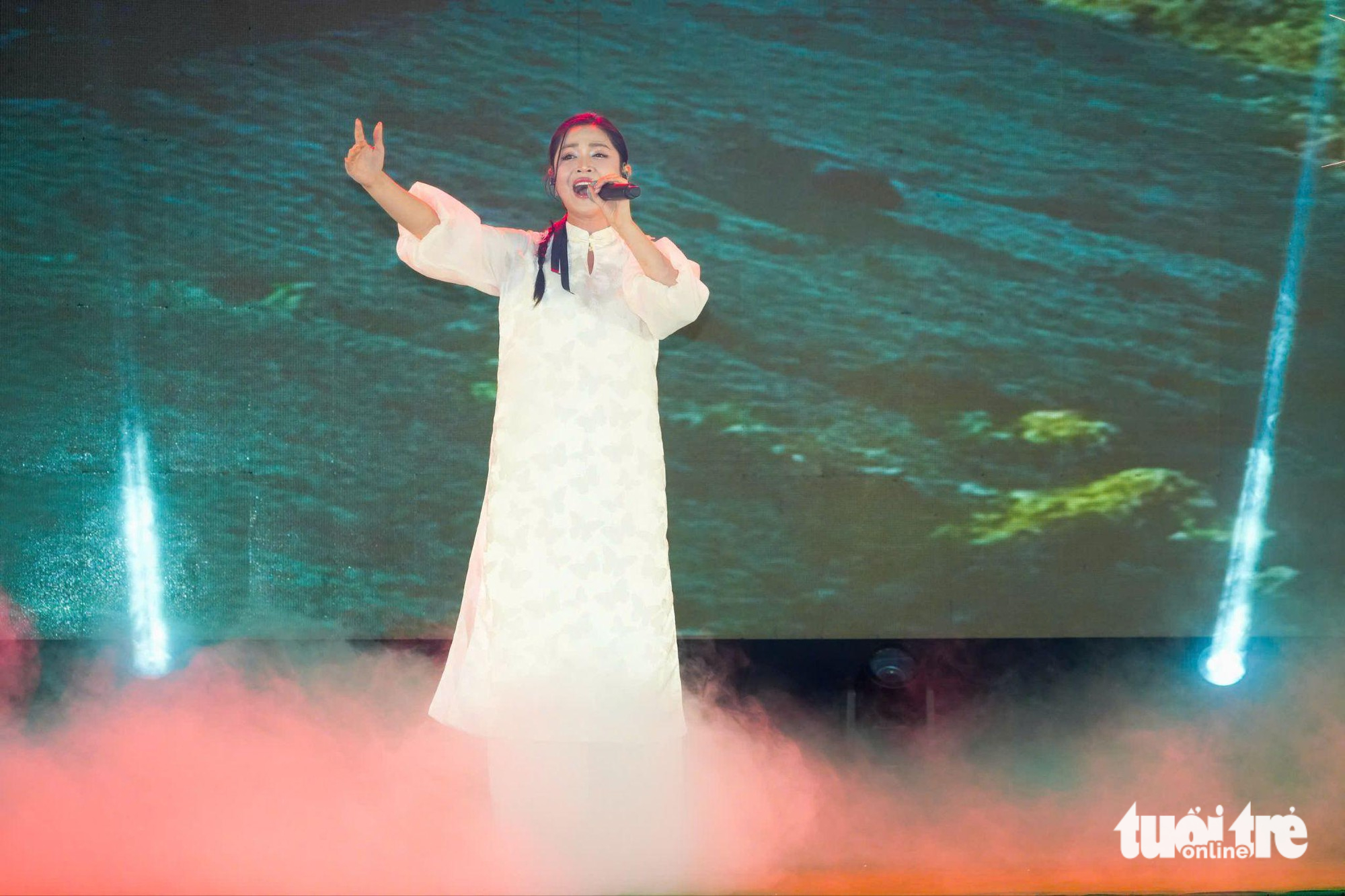 Khán giả 'cháy' hết mình dù trời mưa lớn đêm gala Việt Nam Xanh 2025 - Ảnh 1.