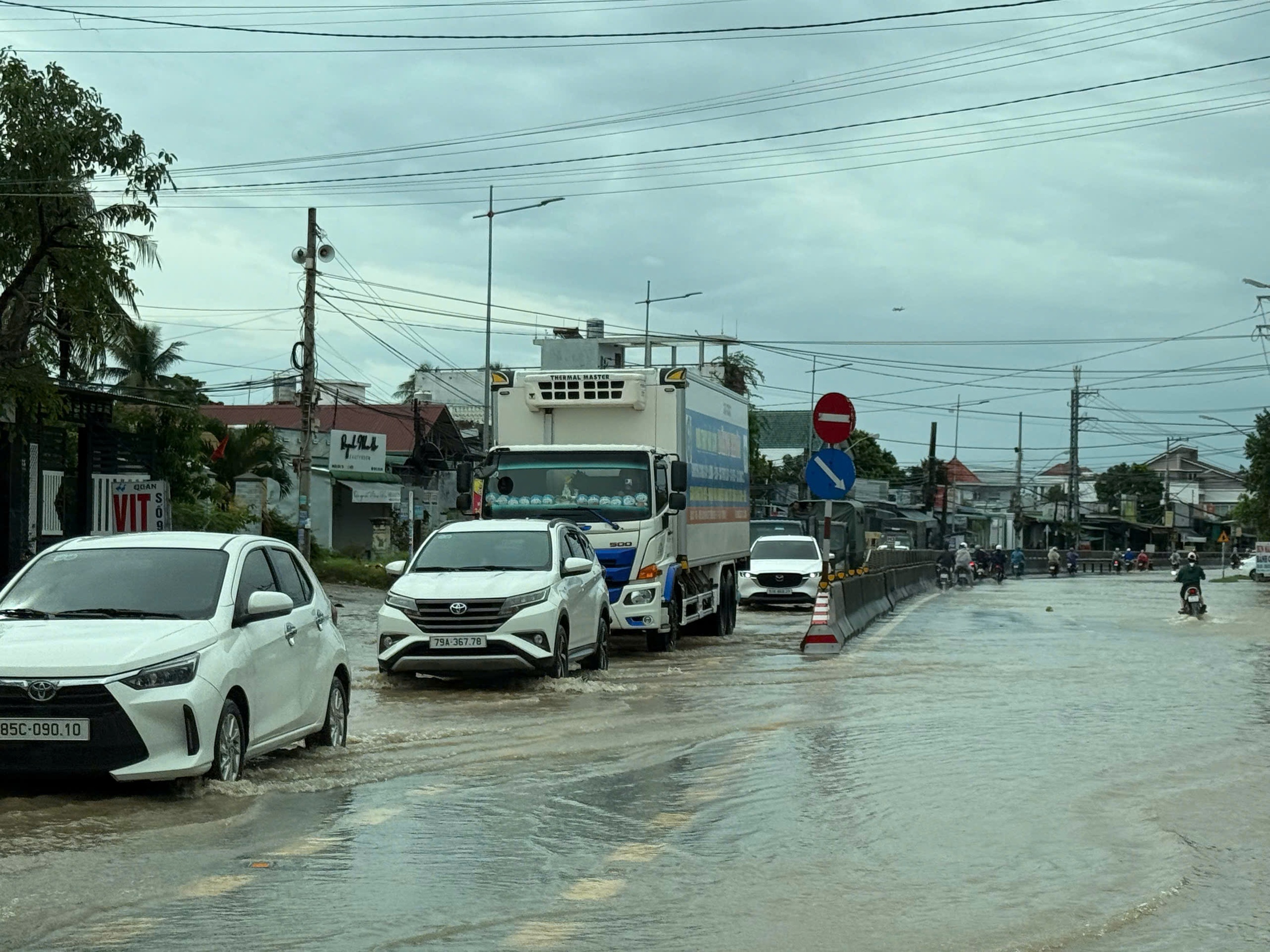 Khánh Hòa cảnh báo lũ khẩn cấp, địa phương tổ chức sơ tán dân vùng xung yếu - Ảnh 4. Khánh Hòa - Ảnh 4.