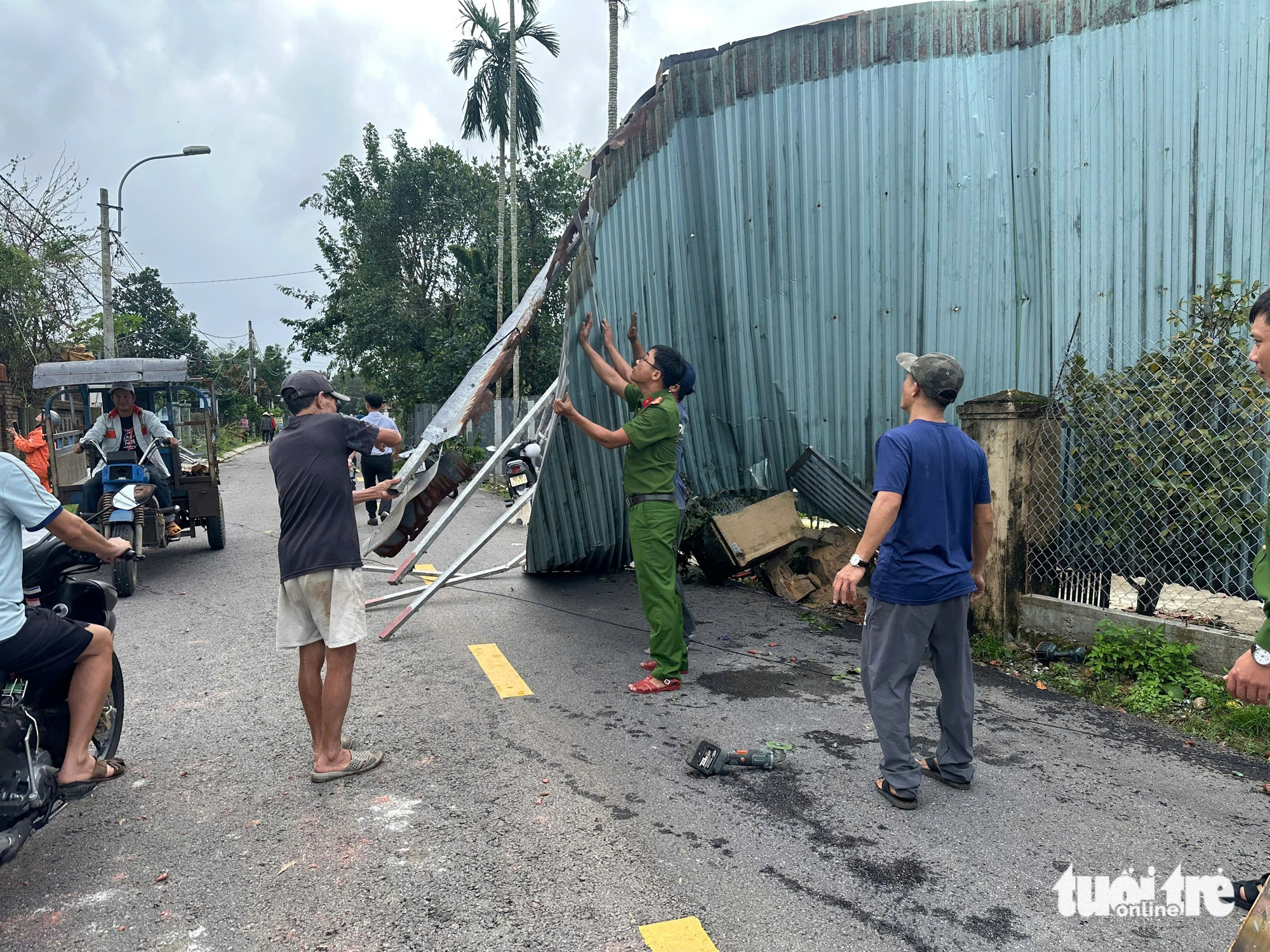 Tornado rips through Da Nang’s southern part, damaging dozens of homes- Ảnh 10.