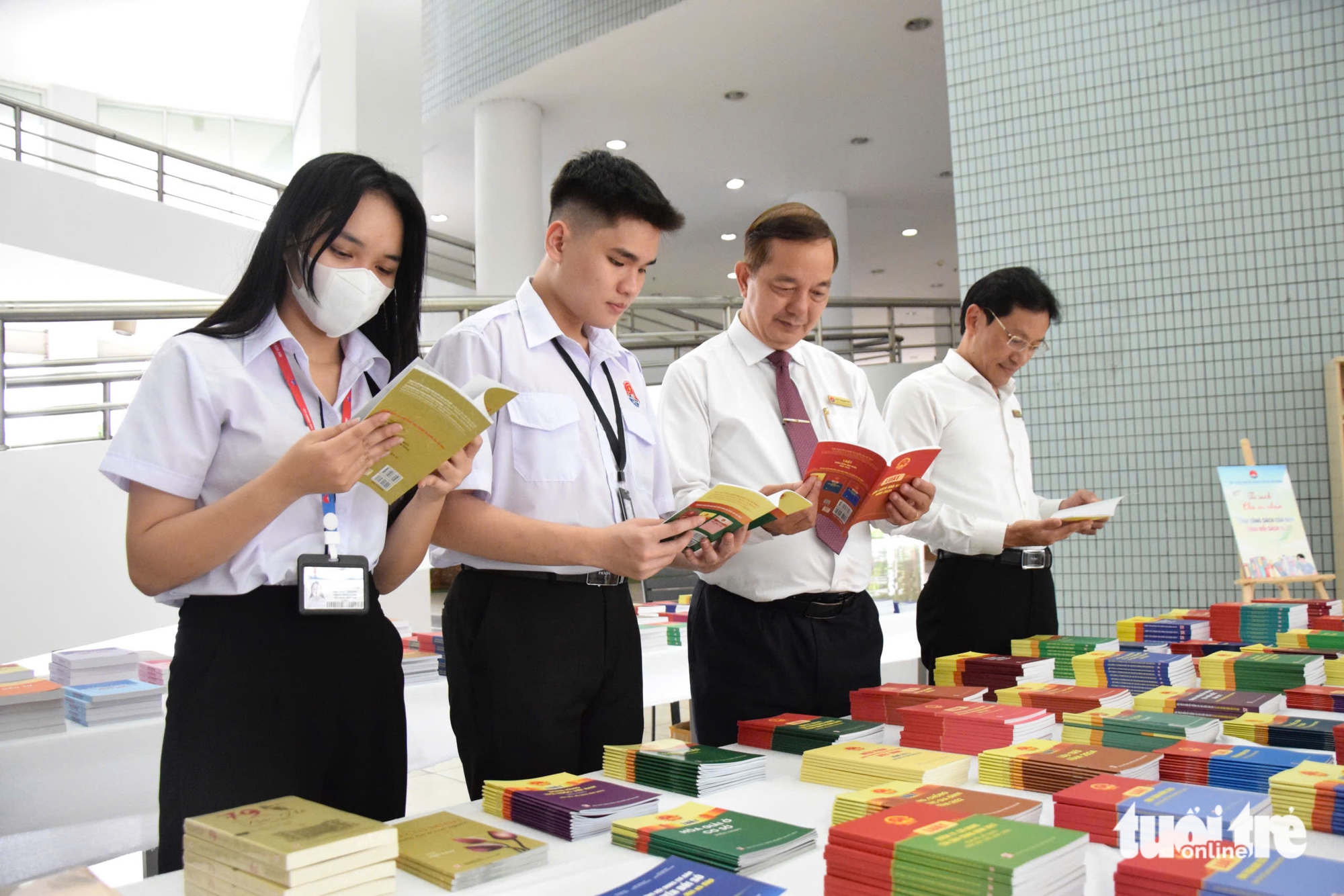 Học viện Cán bộ TP.HCM tổ chức Tuần lễ sách mừng Ngày Nhà giáo Việt Nam - Ảnh 1.