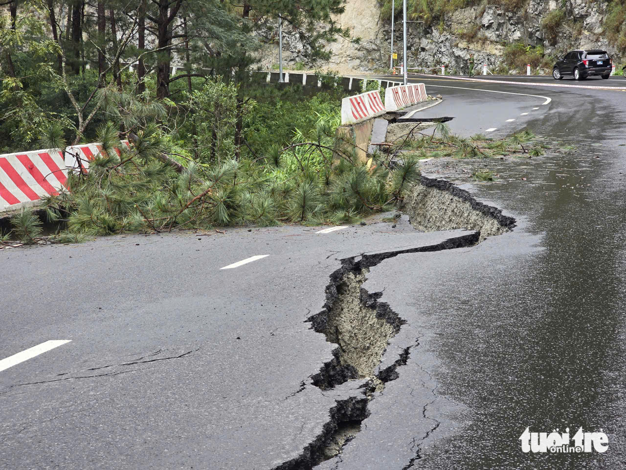 Đoạn đèo Prenn Đà Lạt bị 'trôi' nửa mặt đường, nguy cơ tiếp tục sạt lở - Ảnh 1.