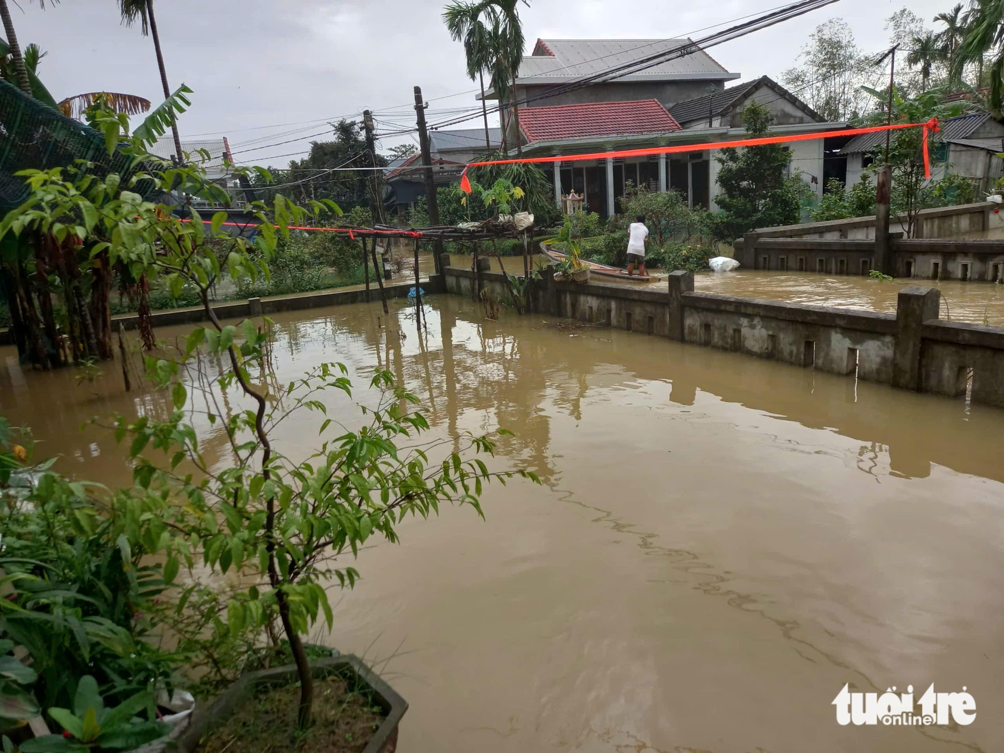Huế có nơi ngập lụt đến 5m, di dời hơn 500 người dân đến nơi an toàn - Ảnh 8.
