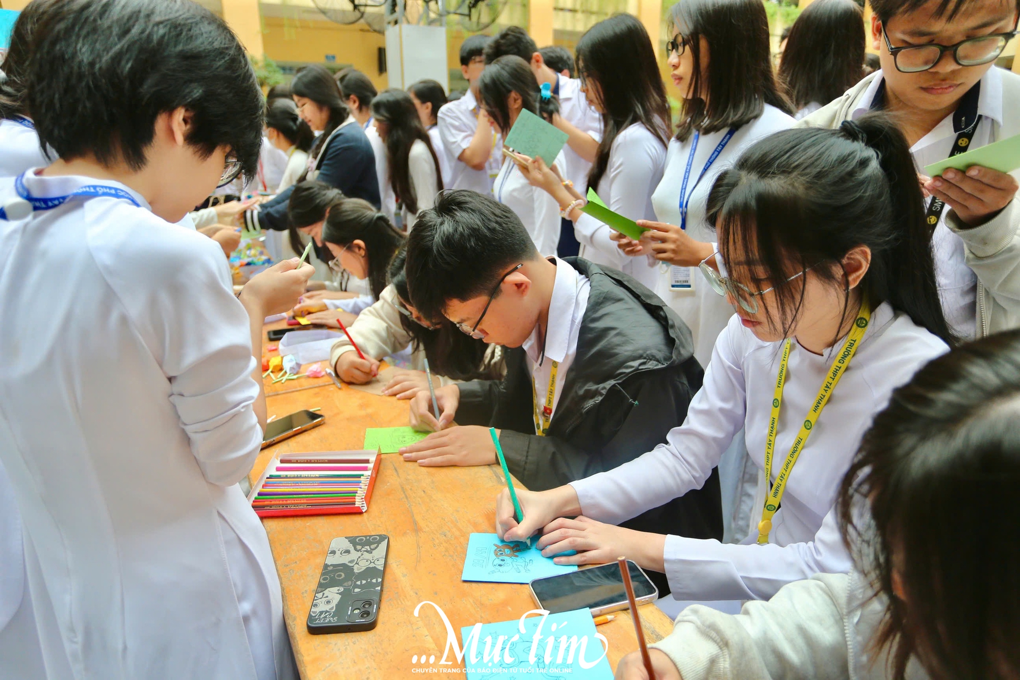 Teen Trường THPT Tây Thạnh tự tay làm thiệp tri ân thầy cô dịp 20-11 - Ảnh 1.