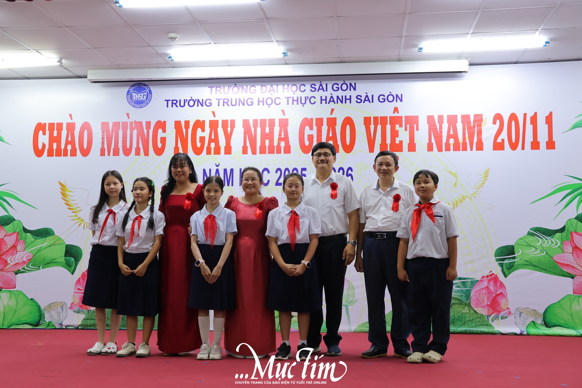 Rực rỡ những bông hoa tri ân trên ngực áo của thầy cô Trường Trung học Thực hành Sài Gòn - Ảnh 1.