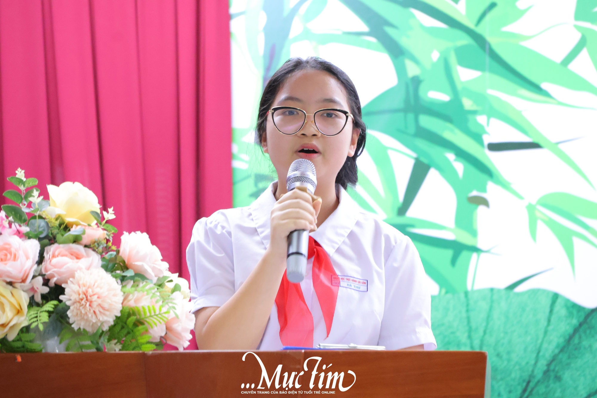 Rực rỡ những bông hoa tri ân trên ngực áo của thầy cô Trường Trung học Thực hành Sài Gòn - Ảnh 9.