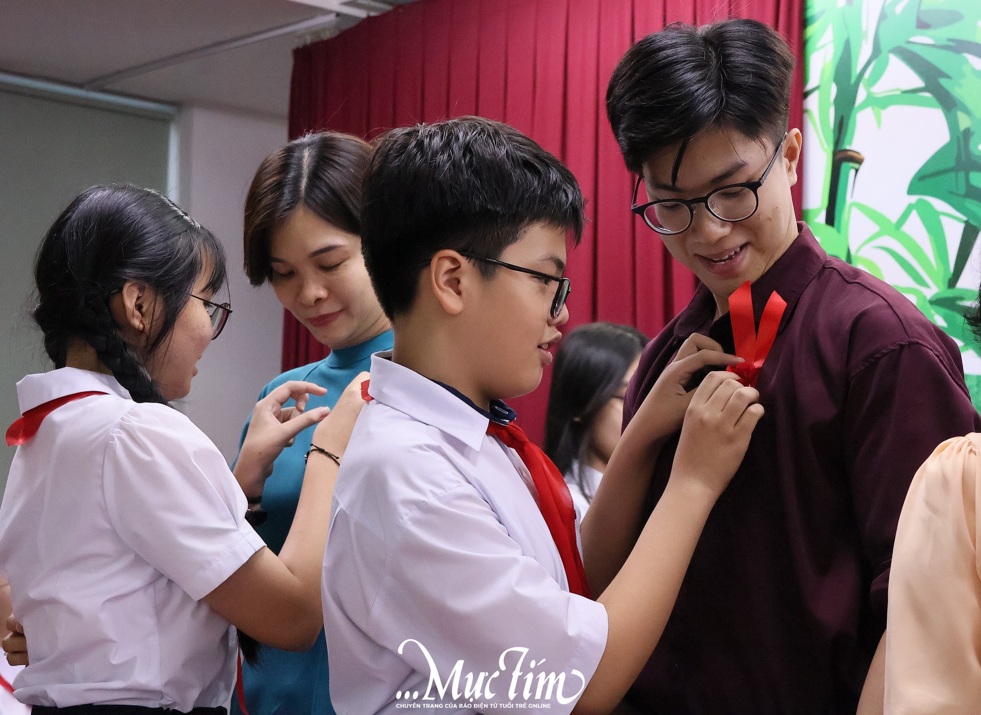 Rực rỡ những bông hoa tri ân trên ngực áo của thầy cô Trường Trung học Thực hành Sài Gòn - Ảnh 10.