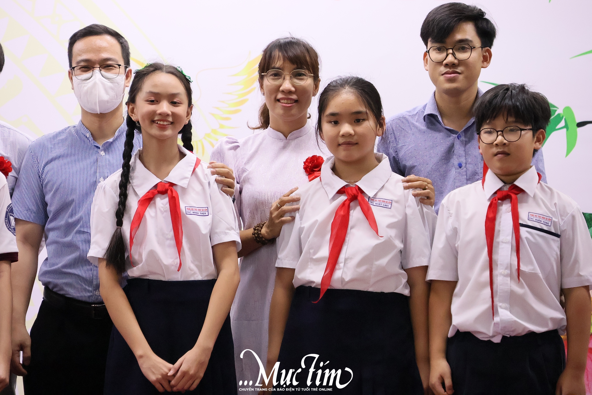 Rực rỡ những bông hoa tri ân trên ngực áo của thầy cô Trường Trung học Thực hành Sài Gòn - Ảnh 11.