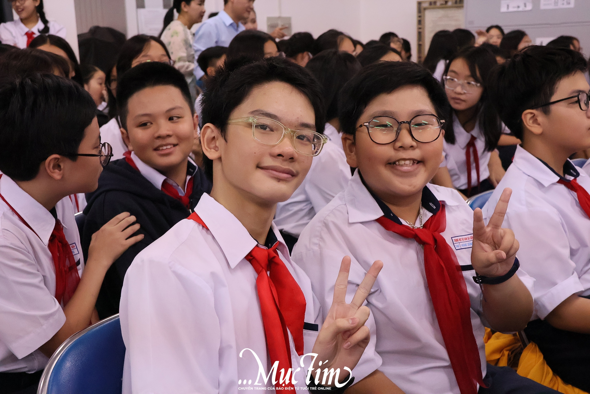 Rực rỡ những bông hoa tri ân trên ngực áo của thầy cô Trường Trung học Thực hành Sài Gòn - Ảnh 12.