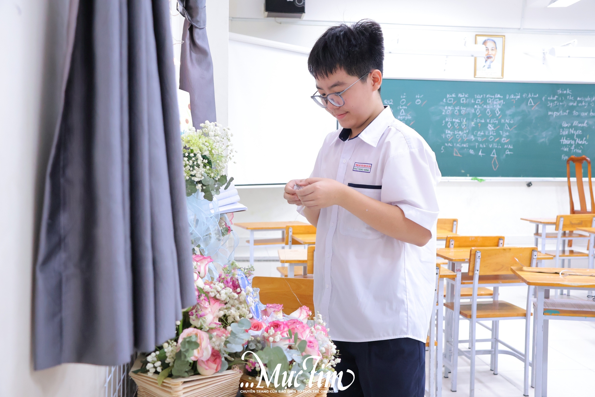 Rực rỡ những bông hoa tri ân trên ngực áo của thầy cô Trường Trung học Thực hành Sài Gòn - Ảnh 23.