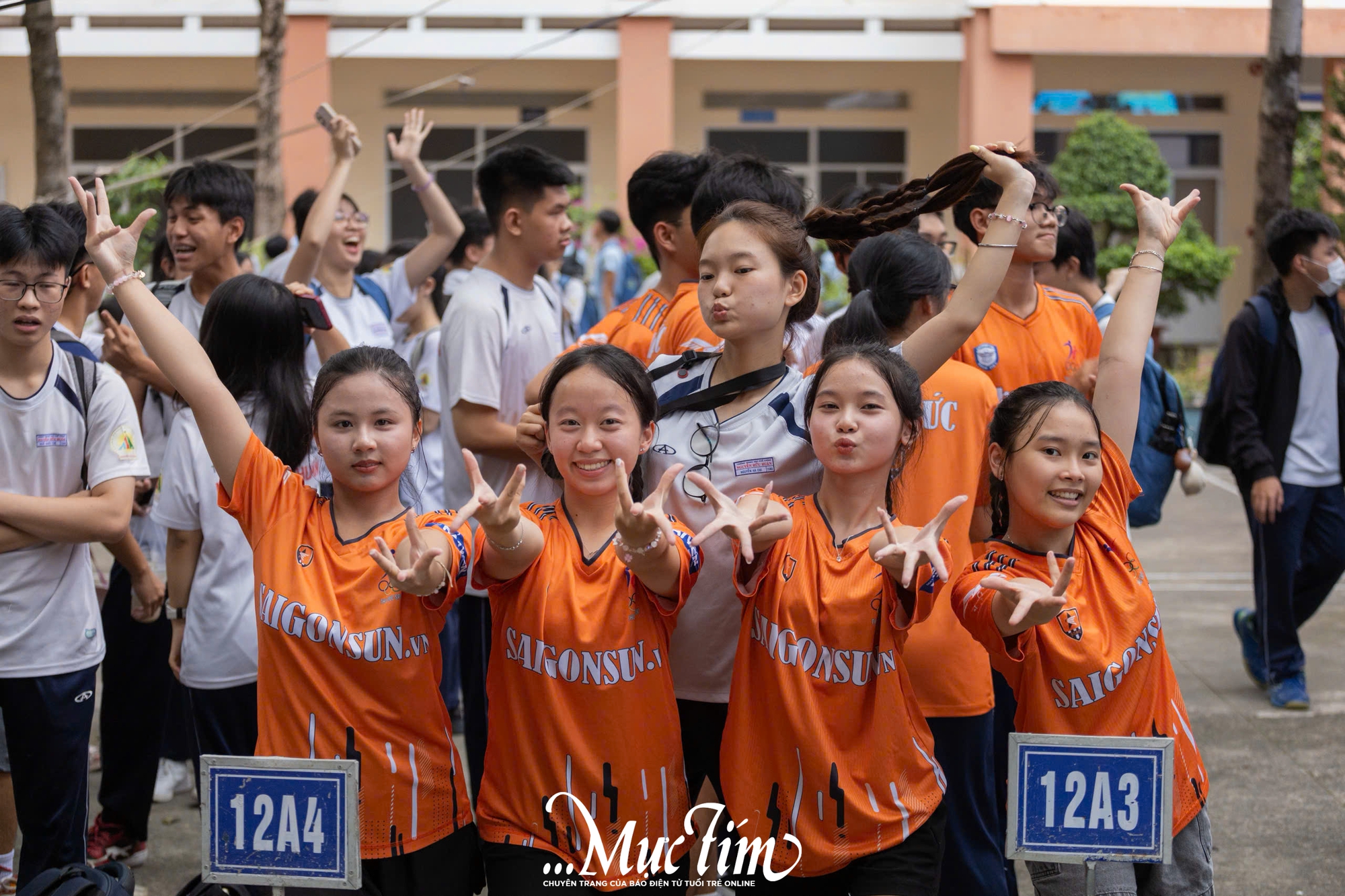 Sôi động thi chạy tiếp sức Giải thể thao học sinh Trường THPT Nguyễn Hữu Huân - Ảnh 1.