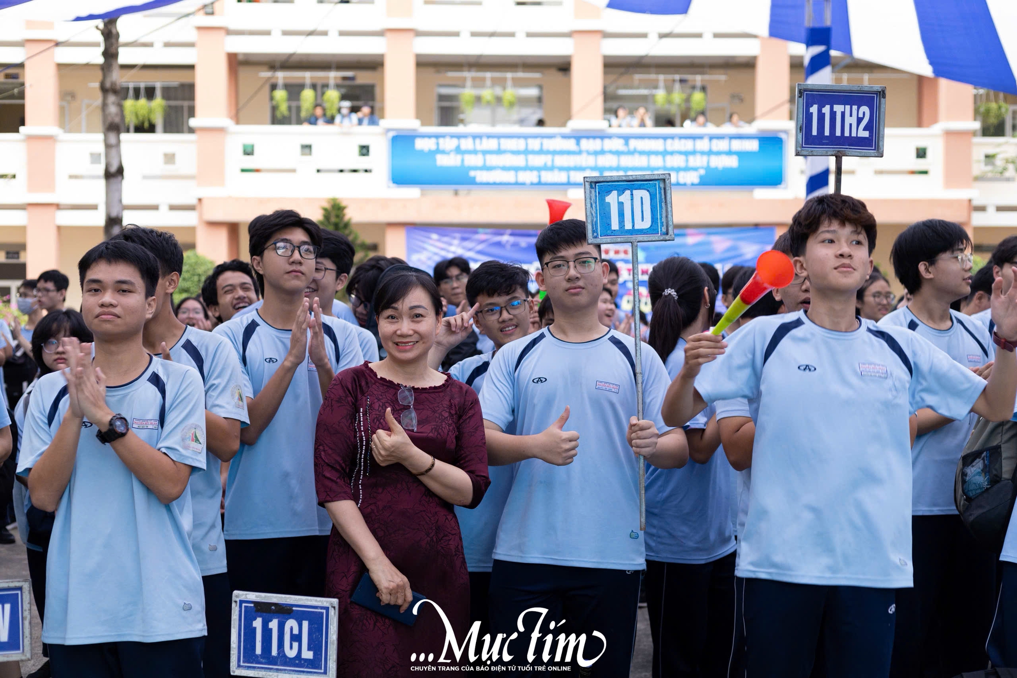 Sôi động thi chạy tiếp sức Giải thể thao học sinh Trường THPT Nguyễn Hữu Huân - Ảnh 2.