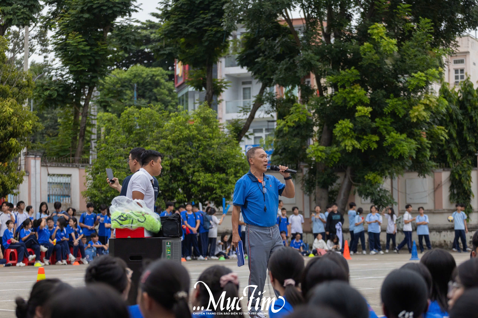 Sôi động thi chạy tiếp sức Giải thể thao học sinh Trường THPT Nguyễn Hữu Huân - Ảnh 7.