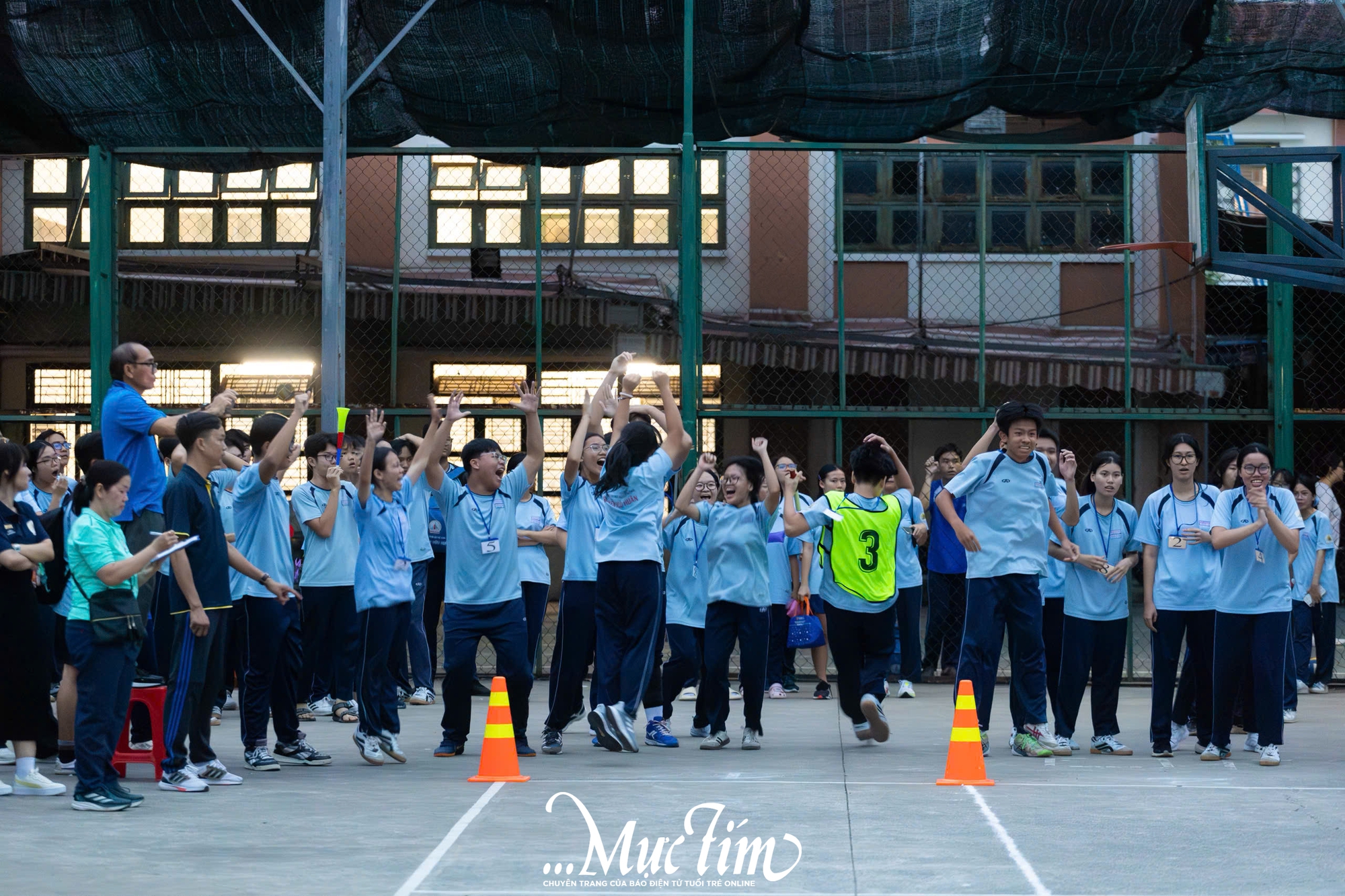 Sôi động thi chạy tiếp sức Giải thể thao học sinh Trường THPT Nguyễn Hữu Huân - Ảnh 19.