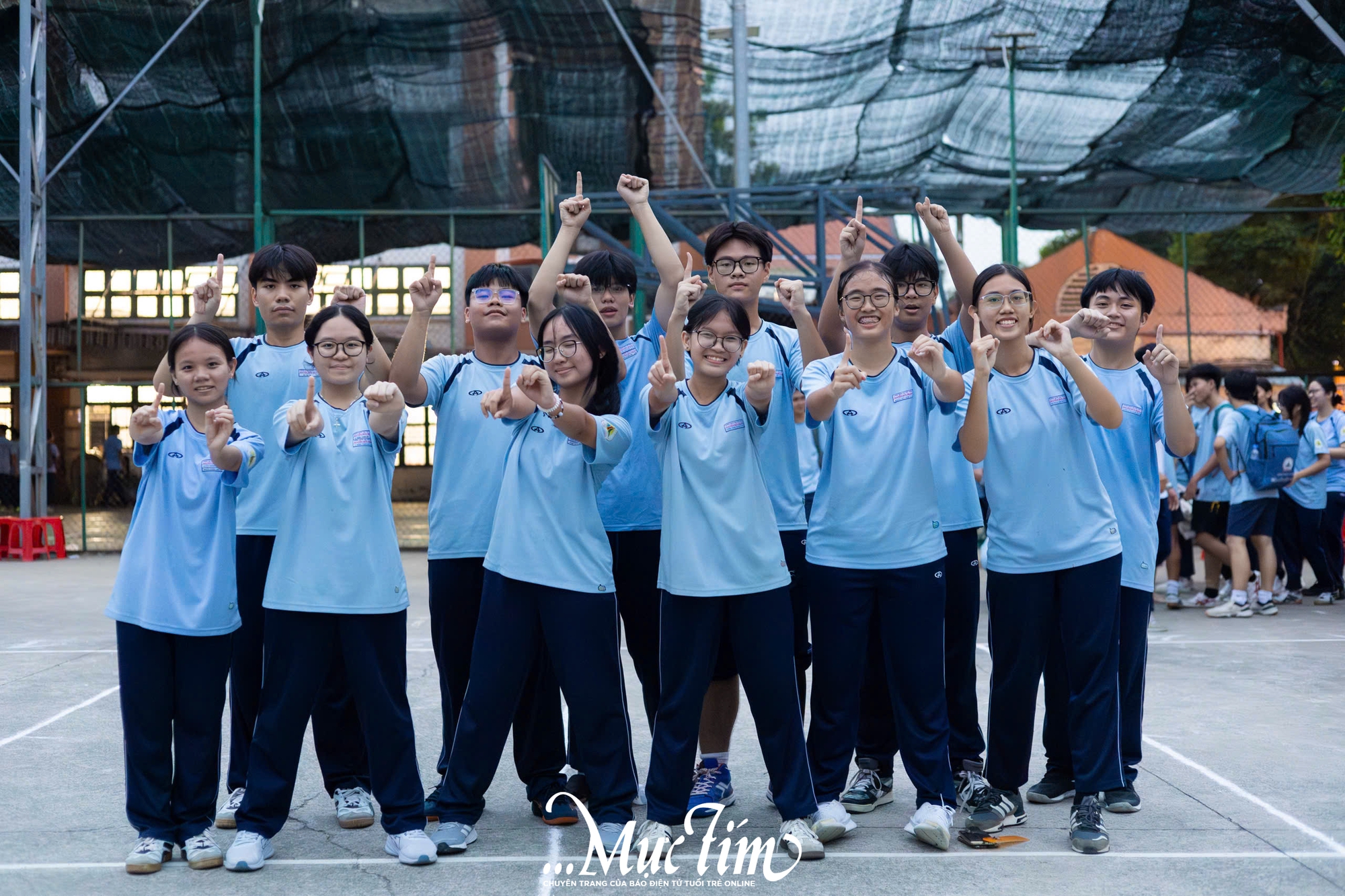 Sôi động thi chạy tiếp sức Giải thể thao học sinh Trường THPT Nguyễn Hữu Huân - Ảnh 20.