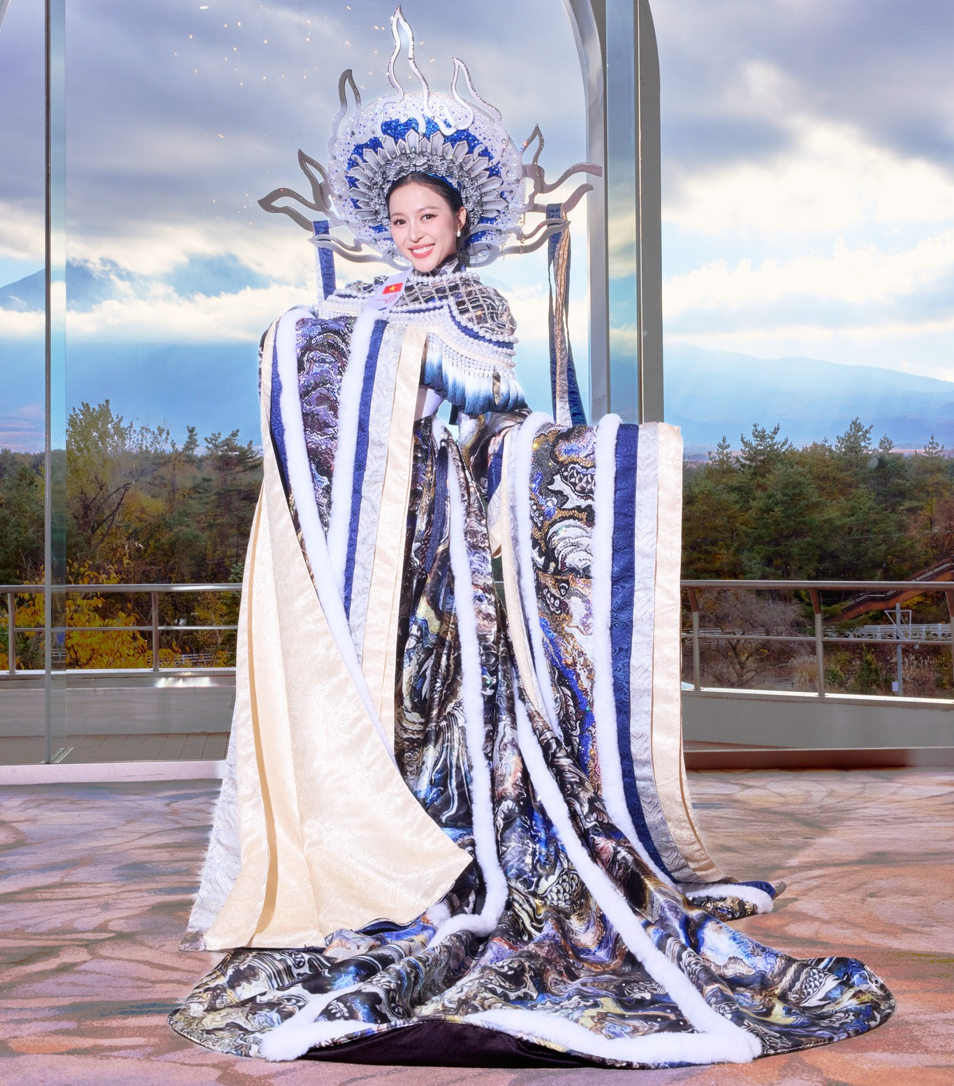 Trang phục dân tộc Hoa hậu Quốc tế 2025 thanh lịch, không quá màu mè - Ảnh 1. Hoa hậu Quốc tế - Ảnh 1.