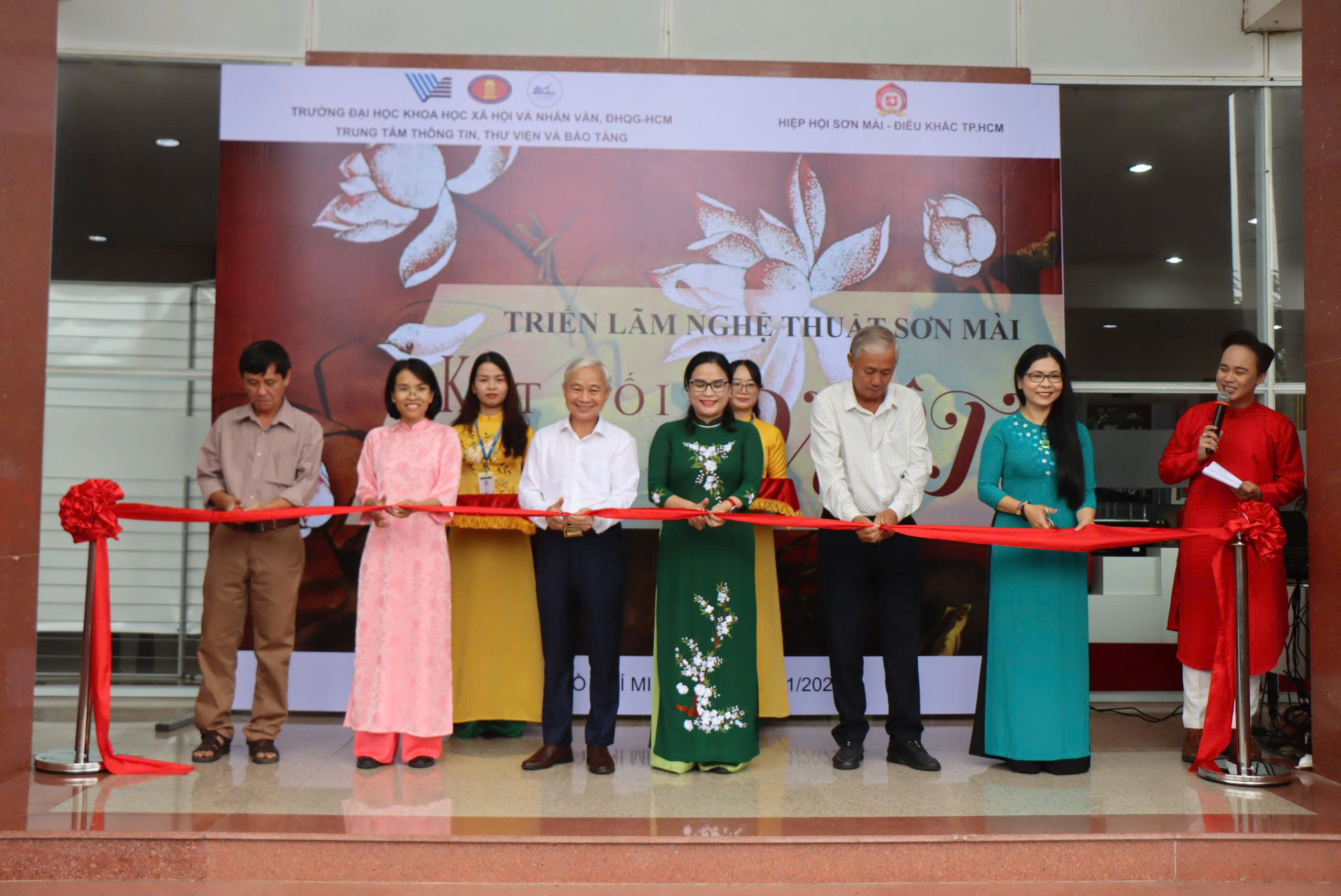 Đến Đại học Quốc gia TP.HCM, xem triển lãm sơn mài Tương Bình Hiệp - Ảnh 1.