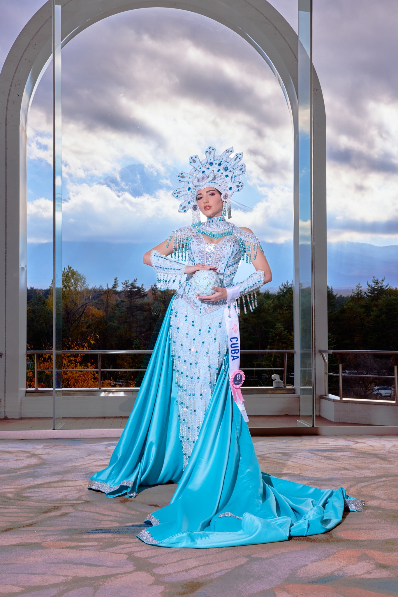 Trang phục dân tộc Hoa hậu Quốc tế 2025 thanh lịch, không màu mè - Ảnh 15. Ngắm trang phục dân tộc của 80 người đẹp thi Hoa hậu Quốc tế 2025 tại Nhật Bản - Ảnh 15.