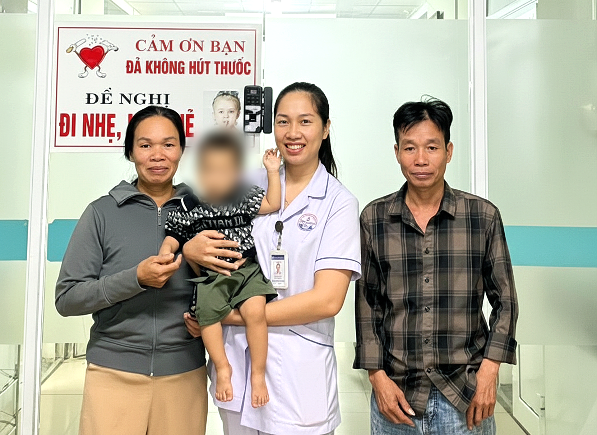 Nữ điều dưỡng trong làng kịp thời cứu bé 19 tháng tuổi ngừng tim khi rơi xuống kênh - Ảnh 1.