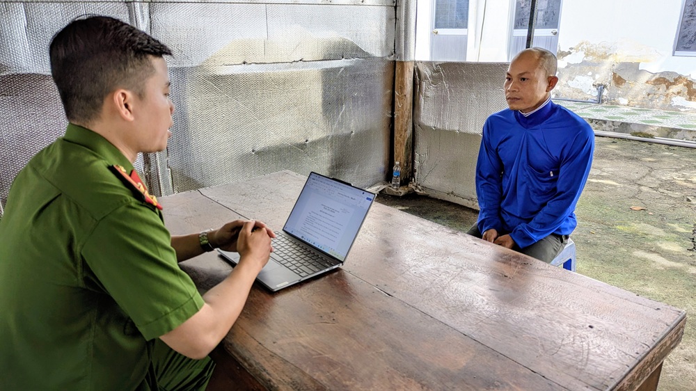 Bắt tạm giam nghi phạm xâm hại con gái 7 tuổi của bạn nhậu - Ảnh 1.