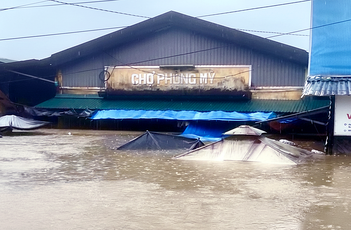 Huế có nơi ngập lụt đến 5m, di dời hơn 500 người dân đến nơi an toàn - Ảnh 3.