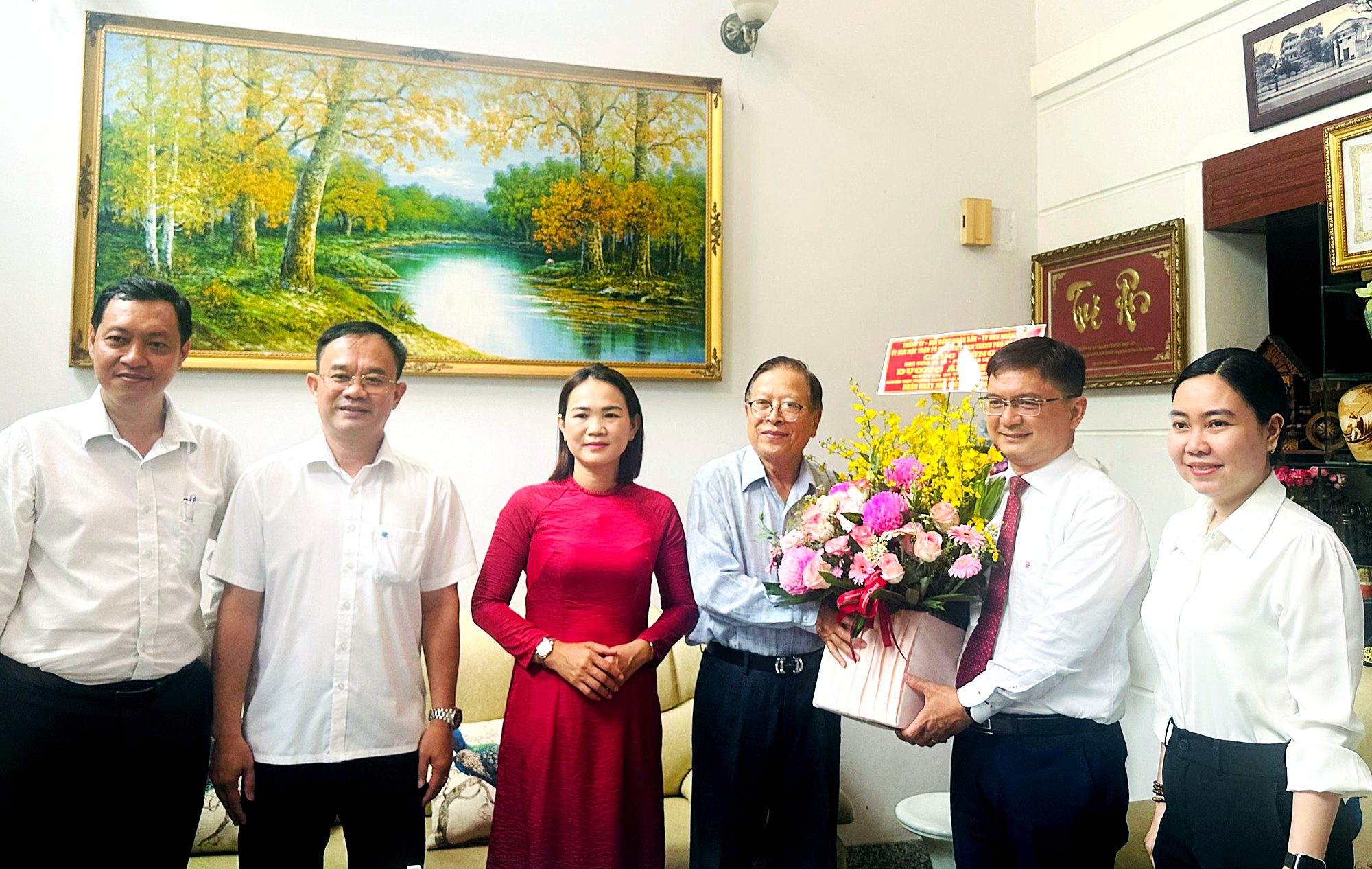 Lãnh đạo TP.HCM thăm thầy Dương Ái Phương, tri ân cố GS Trần Văn Giàu - Ảnh 1.