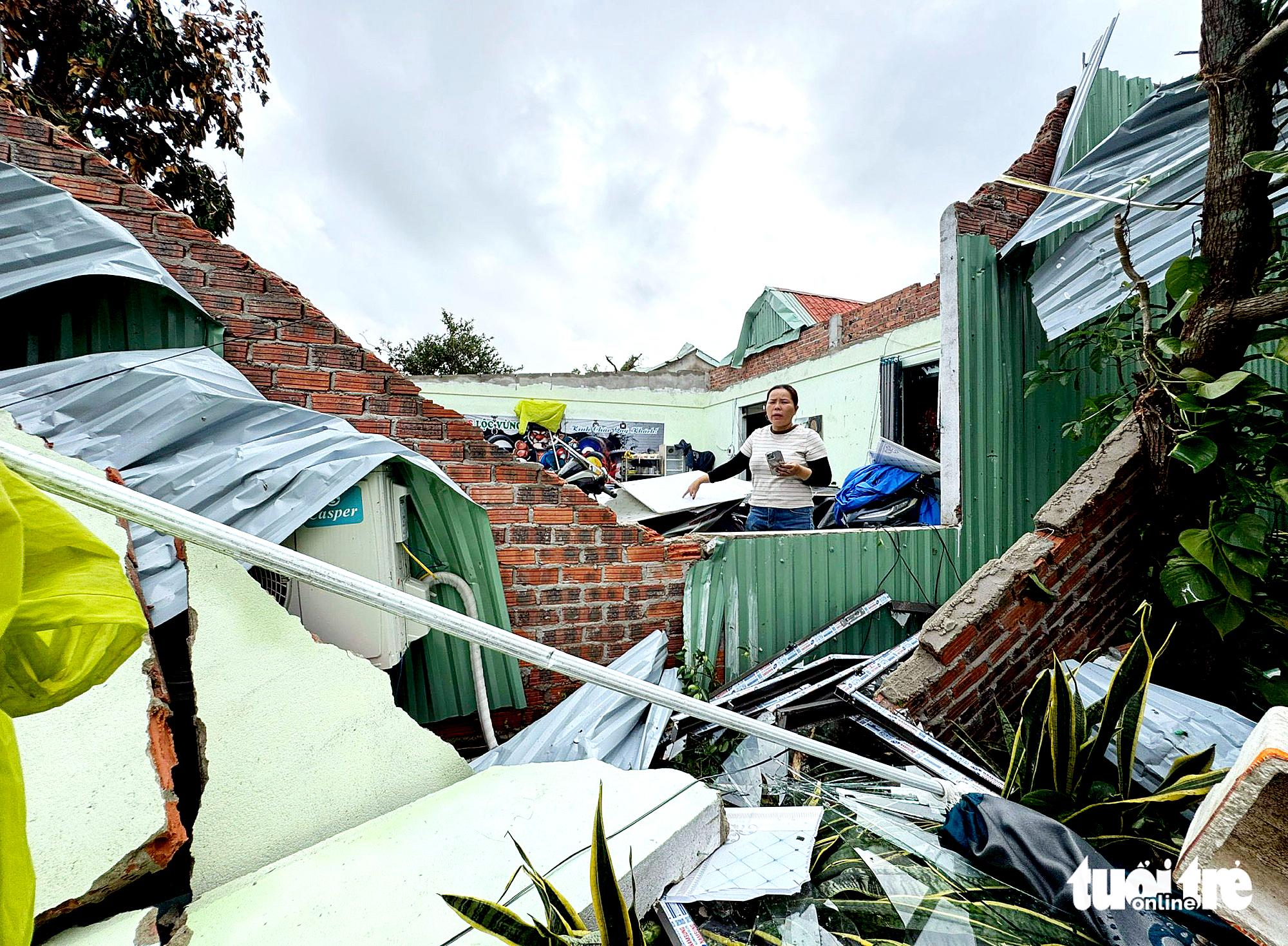 Tornado rips through Da Nang’s southern part, damaging dozens of homes- Ảnh 2.