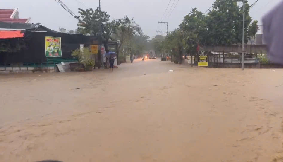 Khánh Hòa cảnh báo lũ khẩn cấp, địa phương tổ chức sơ tán dân vùng xung yếu- Ảnh 3. Khánh Hòa - Ảnh 3.