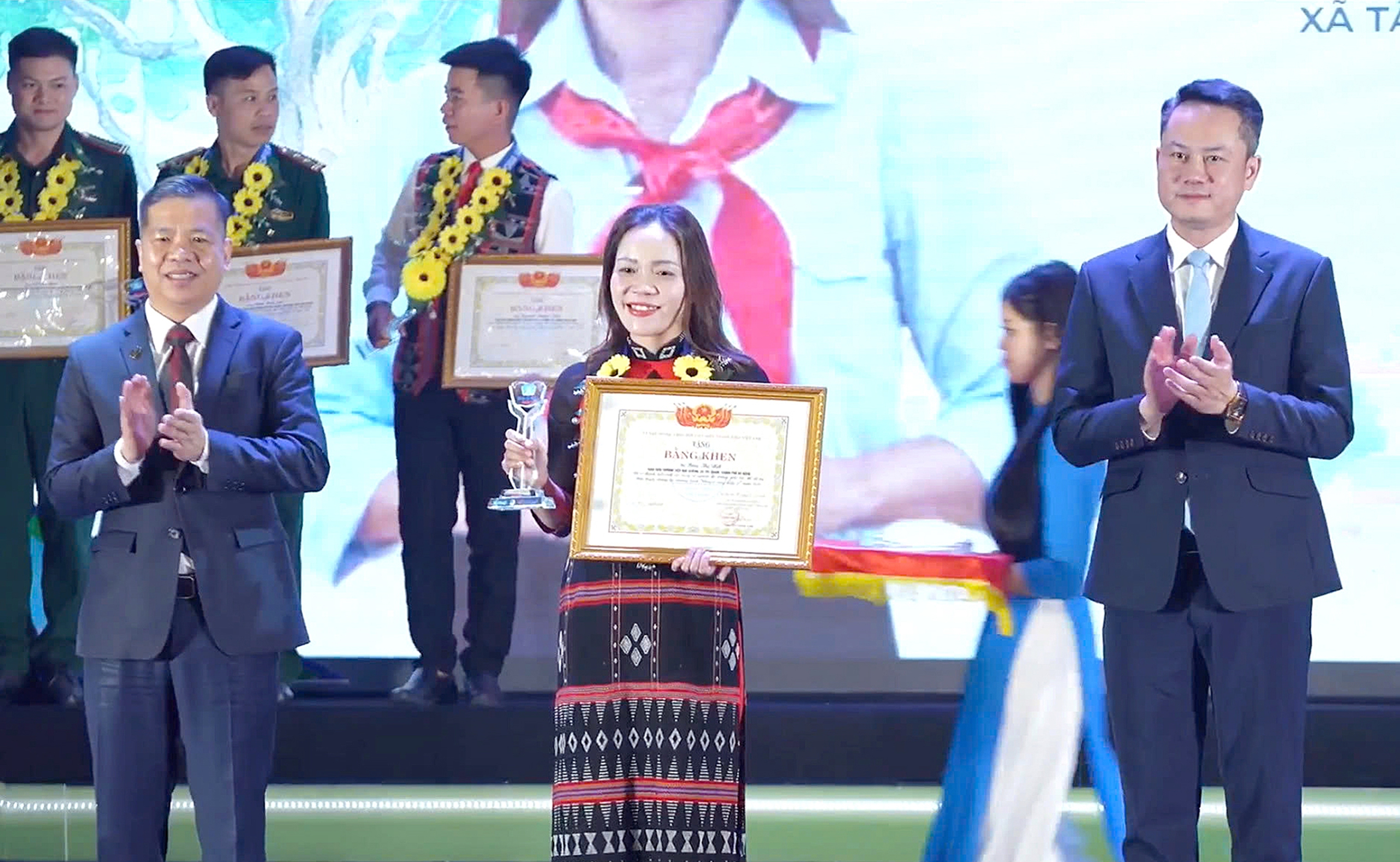 Miệt mài gieo chữ giữa đại ngàn Tây Giang - Ảnh 1. Tây giang - Ảnh 1.