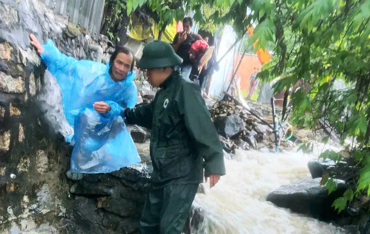 Khánh Hòa cảnh báo lũ khẩn cấp, địa phương tổ chức sơ tán dân vùng xung yếu- Ảnh 1. Khánh Hòa - Ảnh 1.