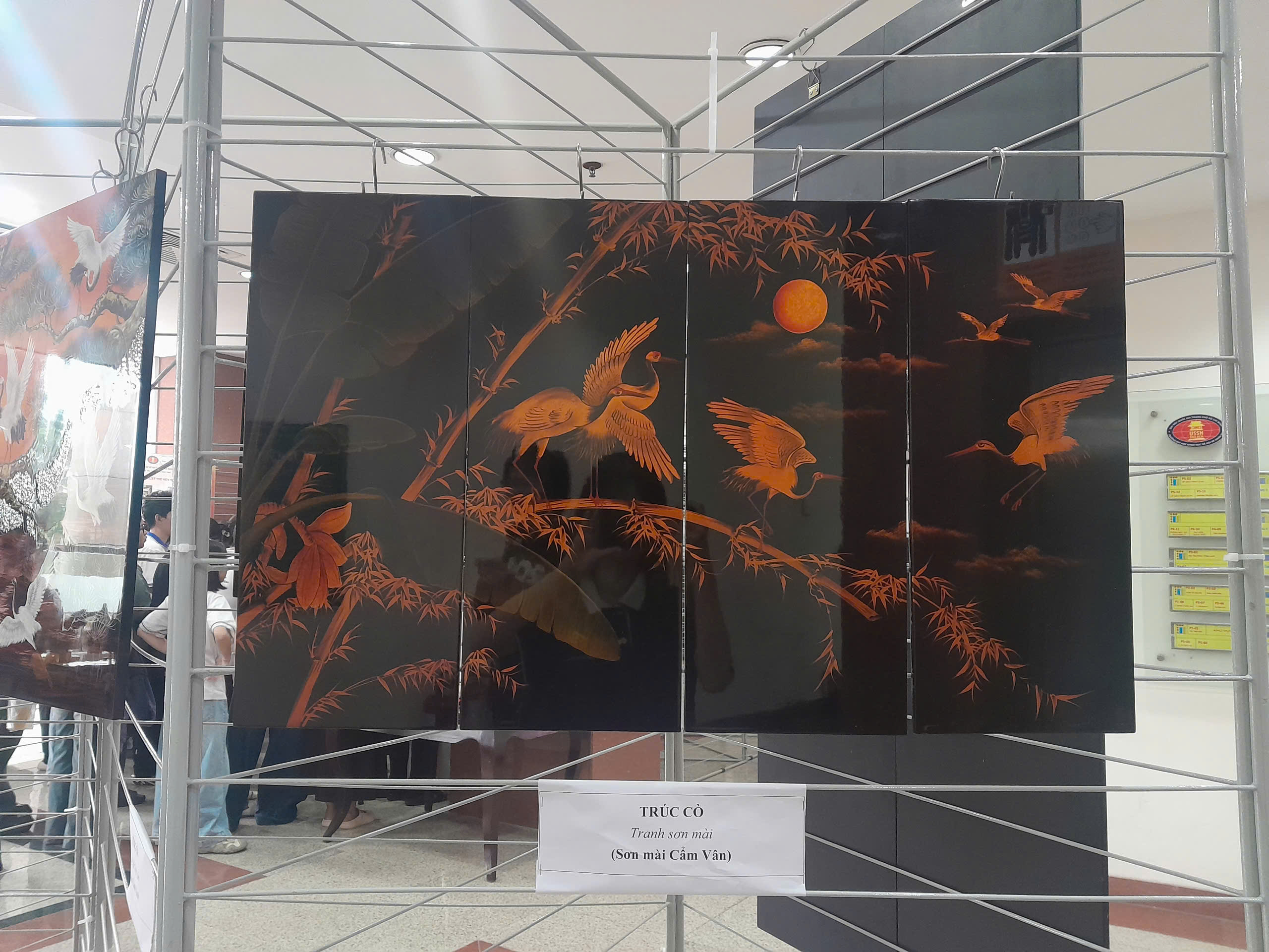 Đến Đại học Quốc gia TP.HCM, xem triển lãm sơn mài Tương Bình Hiệp - Ảnh 11.