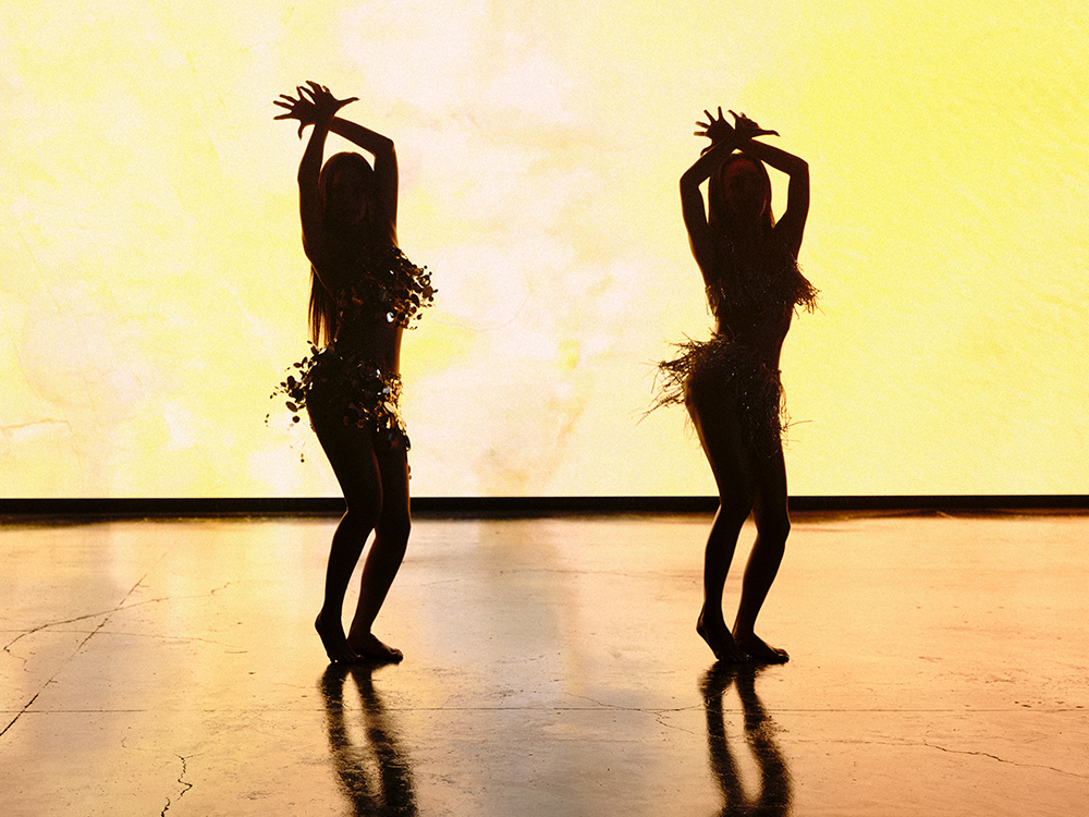 Văn Mai Hương, Chi Pu múa bụng trên nền nhạc 'Ra ngõ tụng kinh' - Ảnh 1. Văn Mai Hương - Ảnh 4.