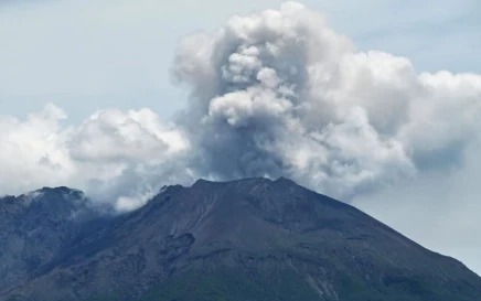 Tourists rush to Mount Etna as Italian volcano erupts - Ảnh 5.