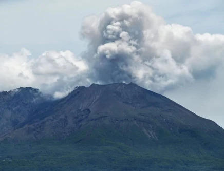 Japan's Sakurajima volcano erupts, ashfall cancels flights- Ảnh 1. Japan's Sakurajima volcano erupts, ashfall cancels flights- Ảnh 1.