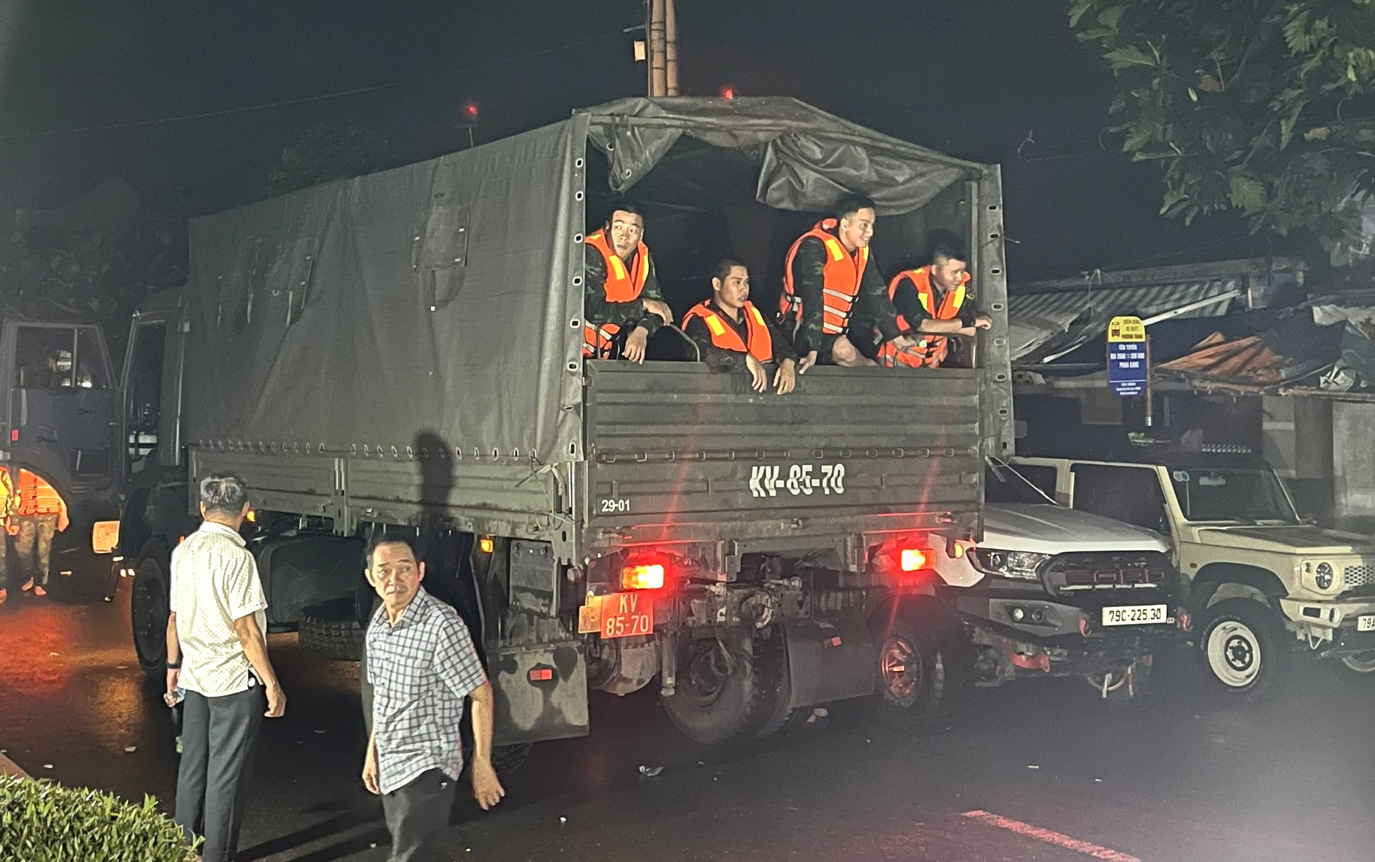 Lũ dâng cao, người dân nhắn tin cầu cứu, nhiều tuyến đường ở phía Tây Nha Trang ngập nặng - Ảnh 3. ngập nặng - Ảnh 3.