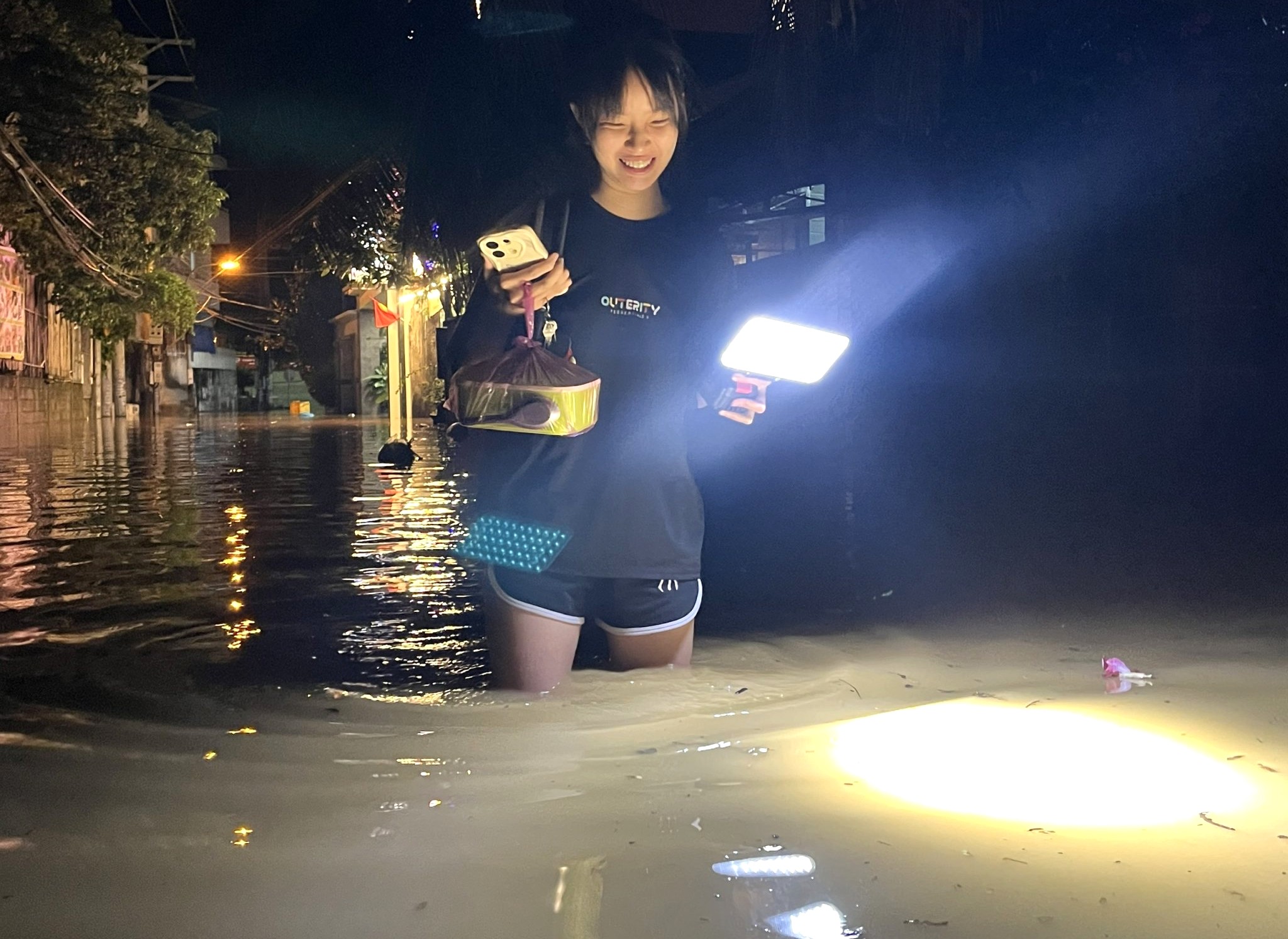 Lũ dâng cao, người dân nhắn tin cầu cứu, nhiều tuyến đường ở phía Tây Nha Trang ngập nặng - Ảnh 5. ngập nặng - Ảnh 5.