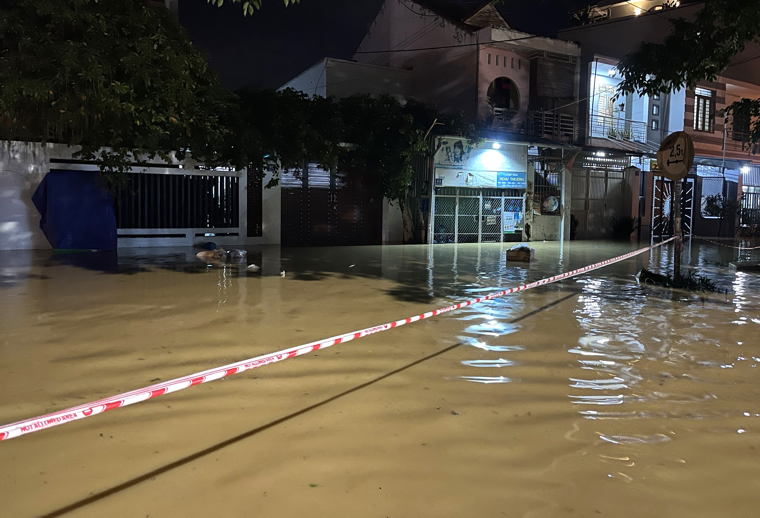 Lũ dâng cao, người dân nhắn tin cầu cứu, nhiều tuyến đường ở phía Tây Nha Trang ngập nặng - Ảnh 7. ngập nặng - Ảnh 7.