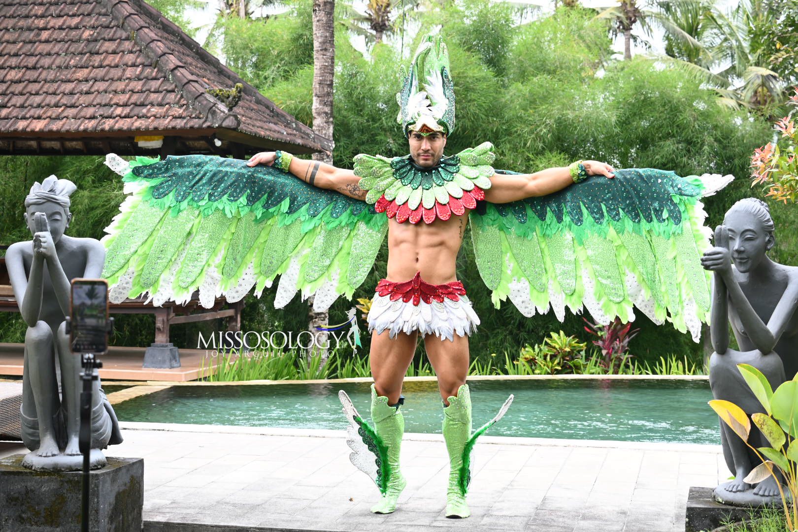 Trang phục dân tộc Man of the Year 2025 bị chế thiếu nam tính - Ảnh 6. Man of the Year - Ảnh 7.