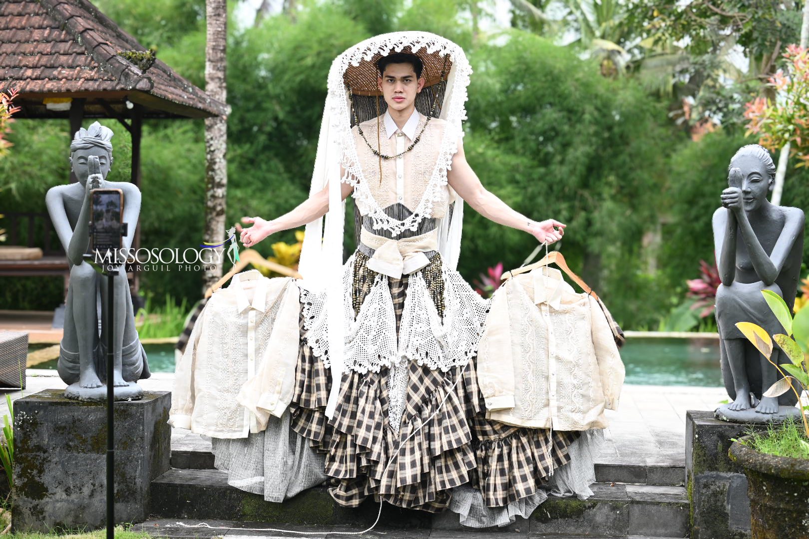 Trang phục dân tộc Man of the Year 2025 bị chế thiếu nam tính - Ảnh 1. Trang phục dân tộc Man of the Year 2025 bị chê thiếu nam tính - Ảnh 1.