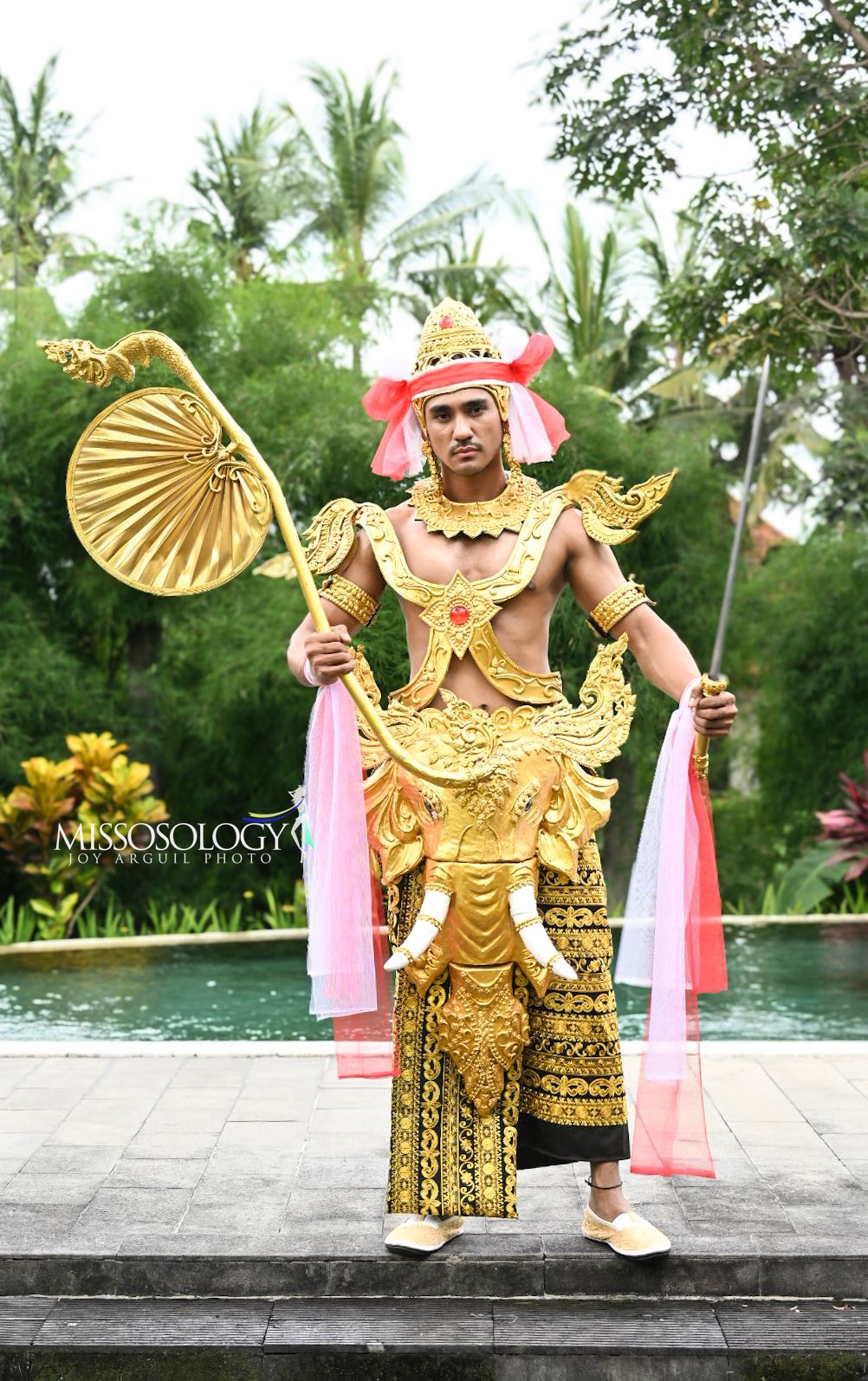 Trang phục dân tộc Man of the Year 2025 bị chế thiếu nam tính - Ảnh 5. Man of the Year - Ảnh 6.