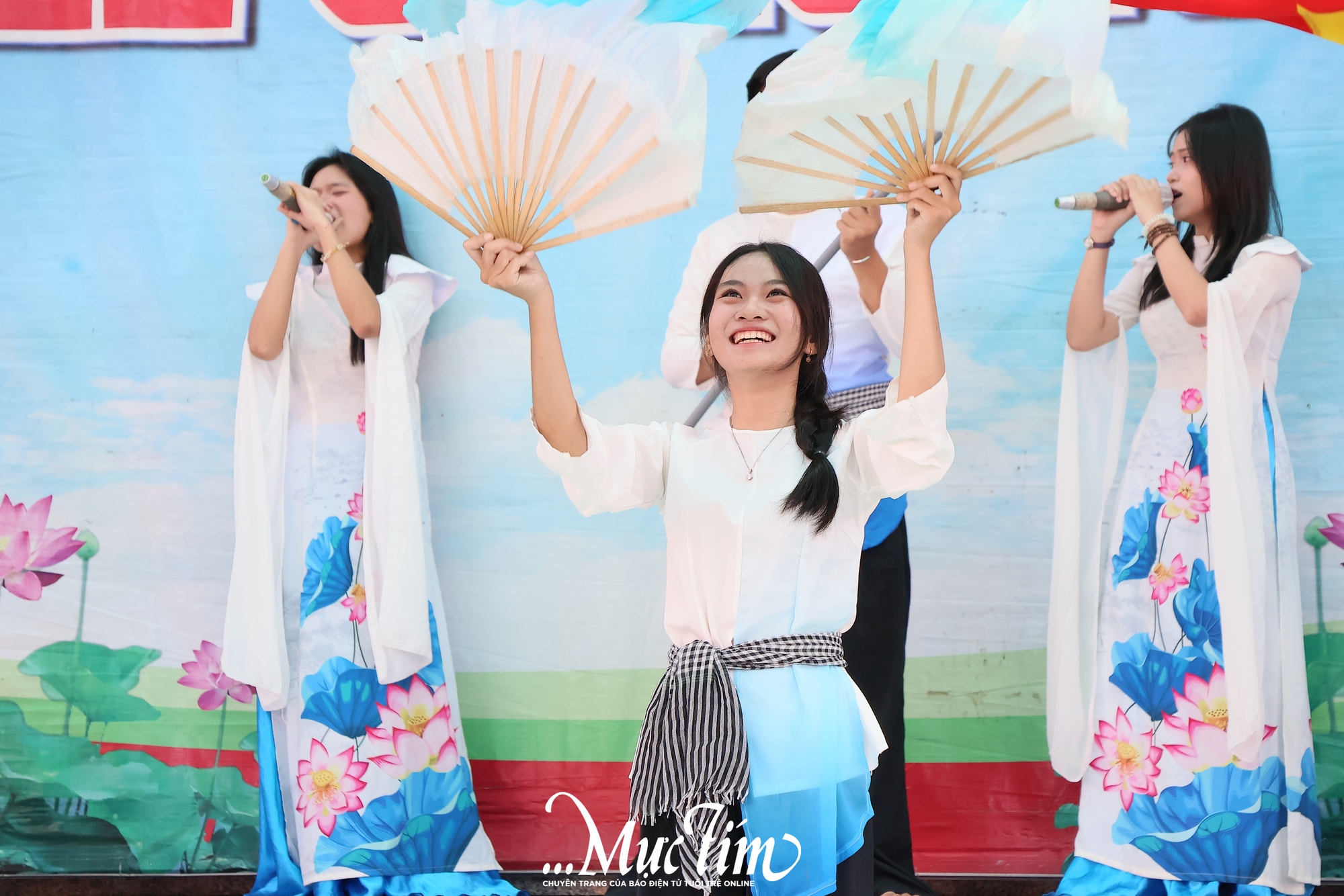 Đi tìm quán quân hội thi văn nghệ mừng 20-11 của Trường THPT Vĩnh Lộc B- Ảnh 11.