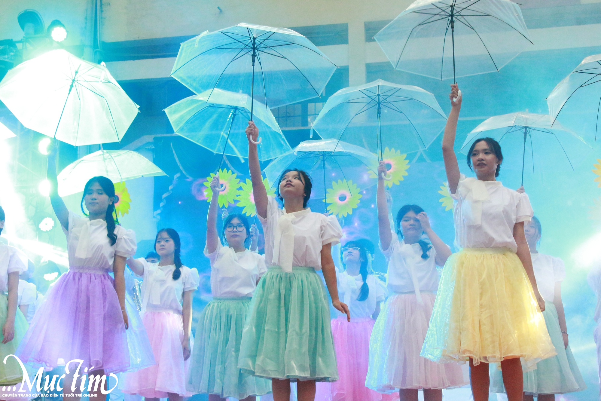 Teen Trường THPT Nguyễn Công Trứ hát vang giai điệu 'Tự hào trường tôi' - Ảnh 1.