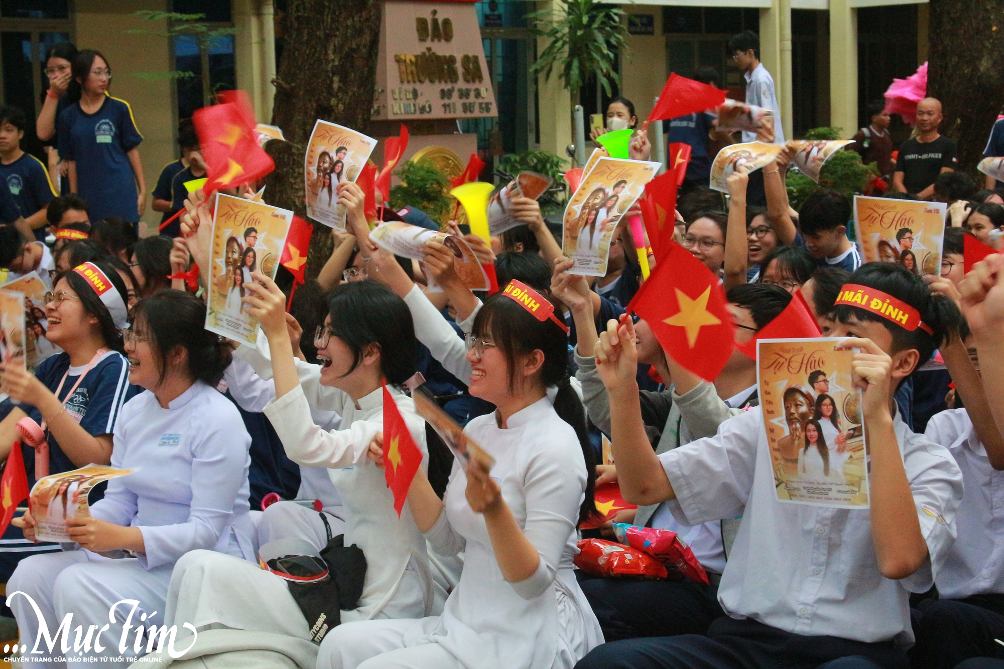 Teen Trường THPT Nguyễn Công Trứ hát vang giai điệu 'Tự hào trường tôi' - Ảnh 2.