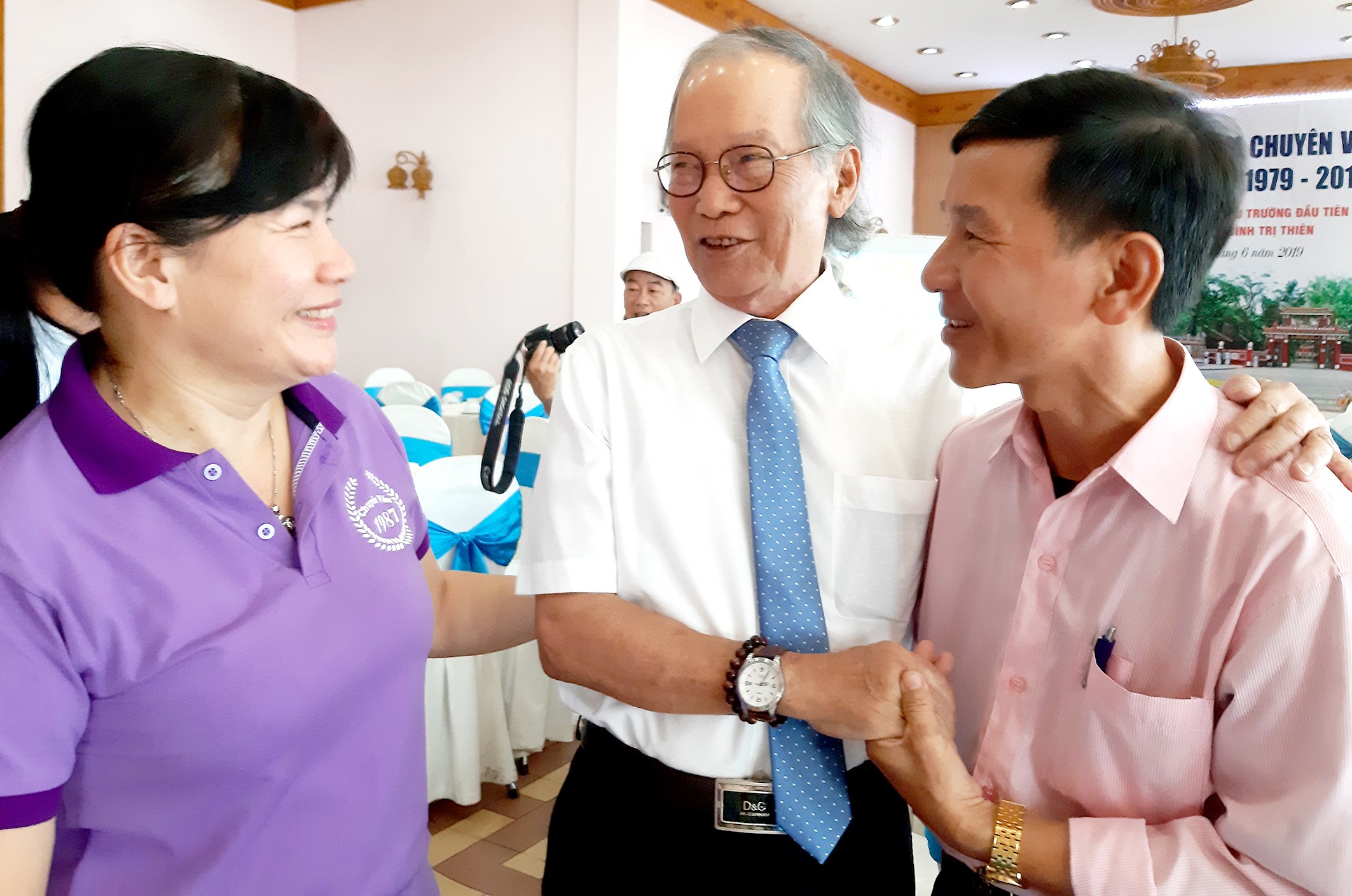 Nhớ bụi phấn trên mái tóc thầy cô - Kỳ 1: Thầy dạy văn như toán và thầy dạy toán như văn - Ảnh 1. thầy cô - Ảnh 1.