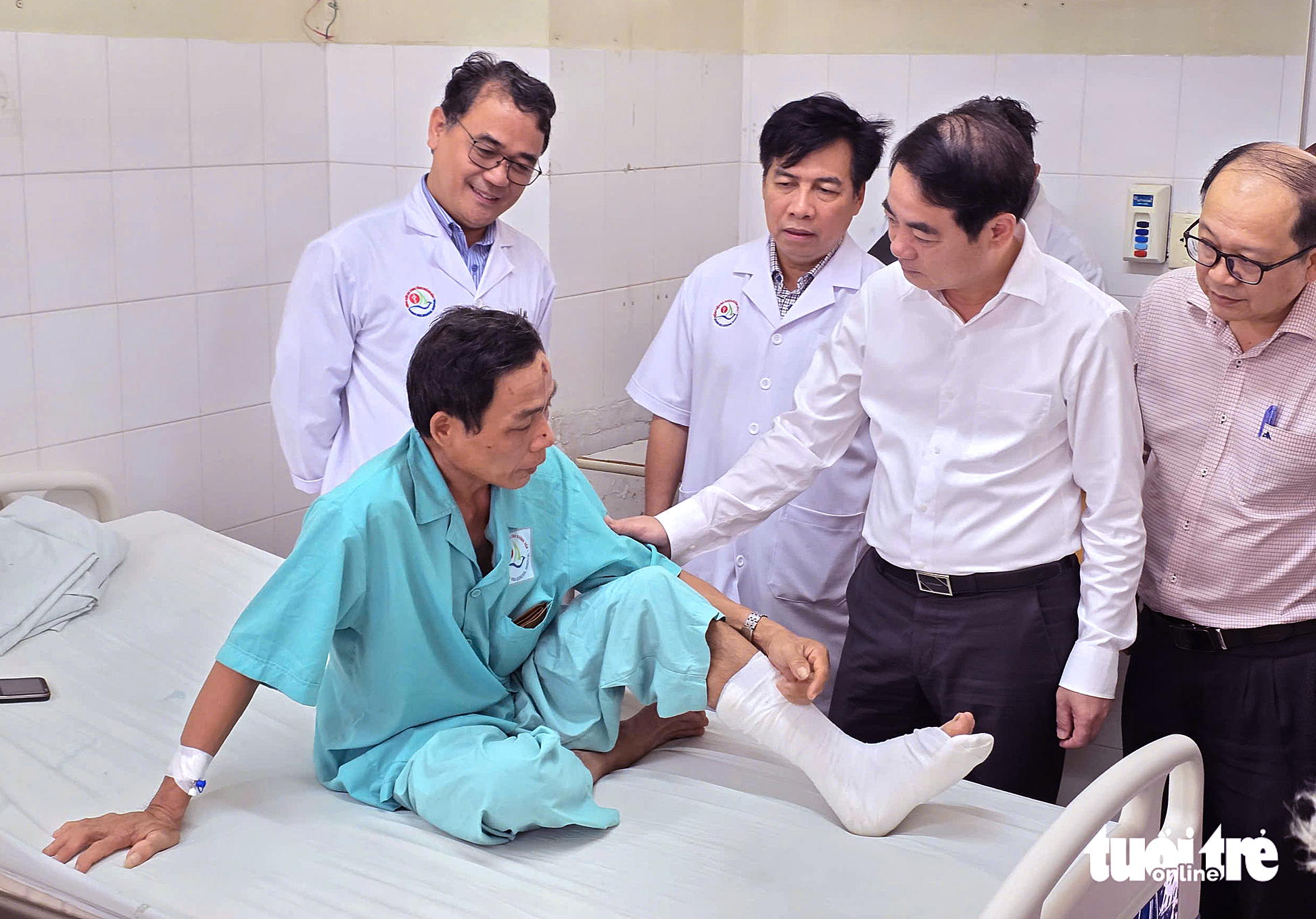 Vụ sạt lở đè xe khách trên đèo Khánh Lê: 4 nạn nhân xuất viện, nhiều người sức khỏe đã ổn định - Ảnh 1.