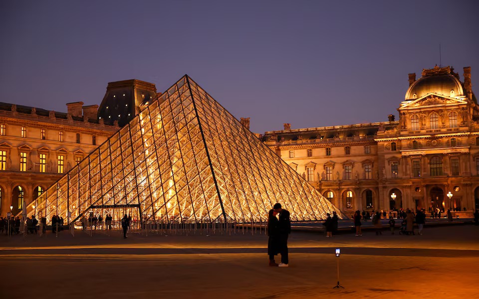 Louvre museum to add 100 external cameras by 2026 after heist exposed security flaws- Ảnh 2.