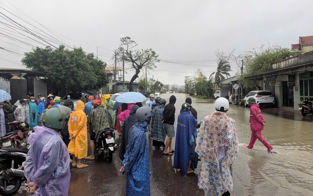 Người đàn ông bại liệt rơi xuống giường chết khi nước lũ dâng cao - Ảnh 2.