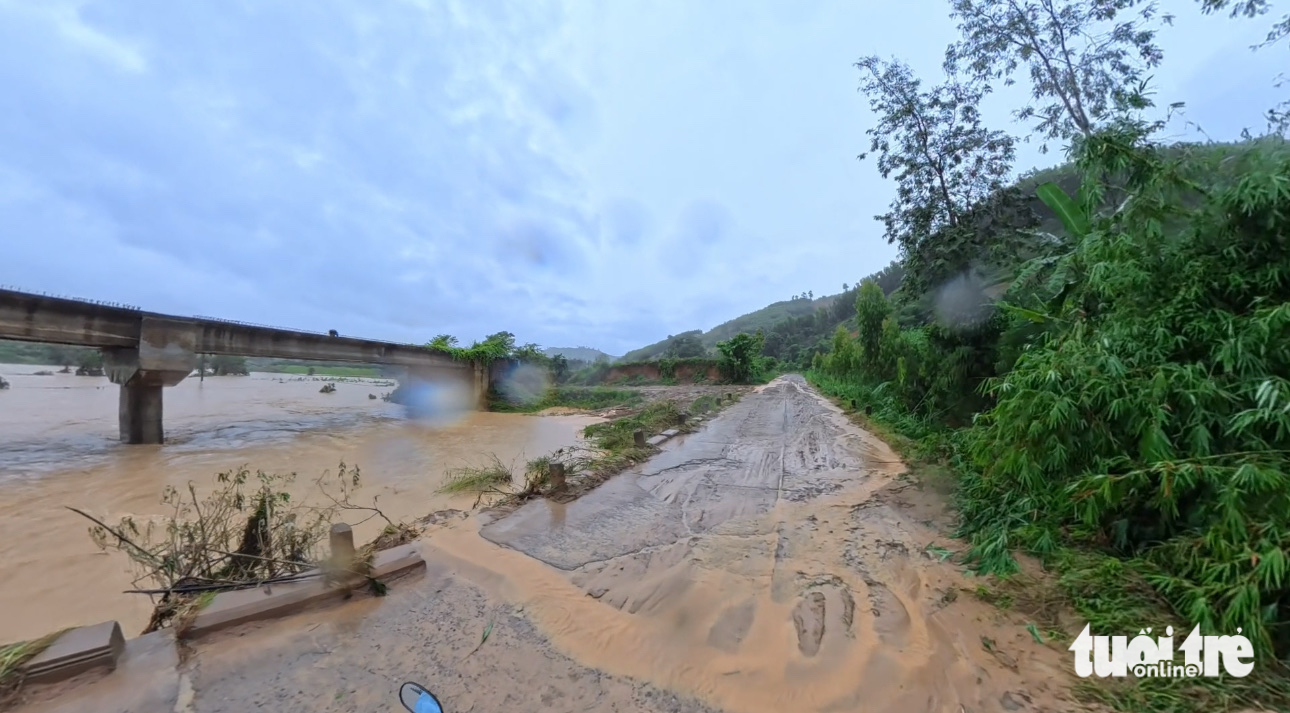 Vietnam’s deputy PM orders urgent evacuations as severe flooding hits Dak Lak- Ảnh 3. Vietnam’s deputy PM orders urgent evacuations as severe flooding hits Dak Lak- Ảnh 3.